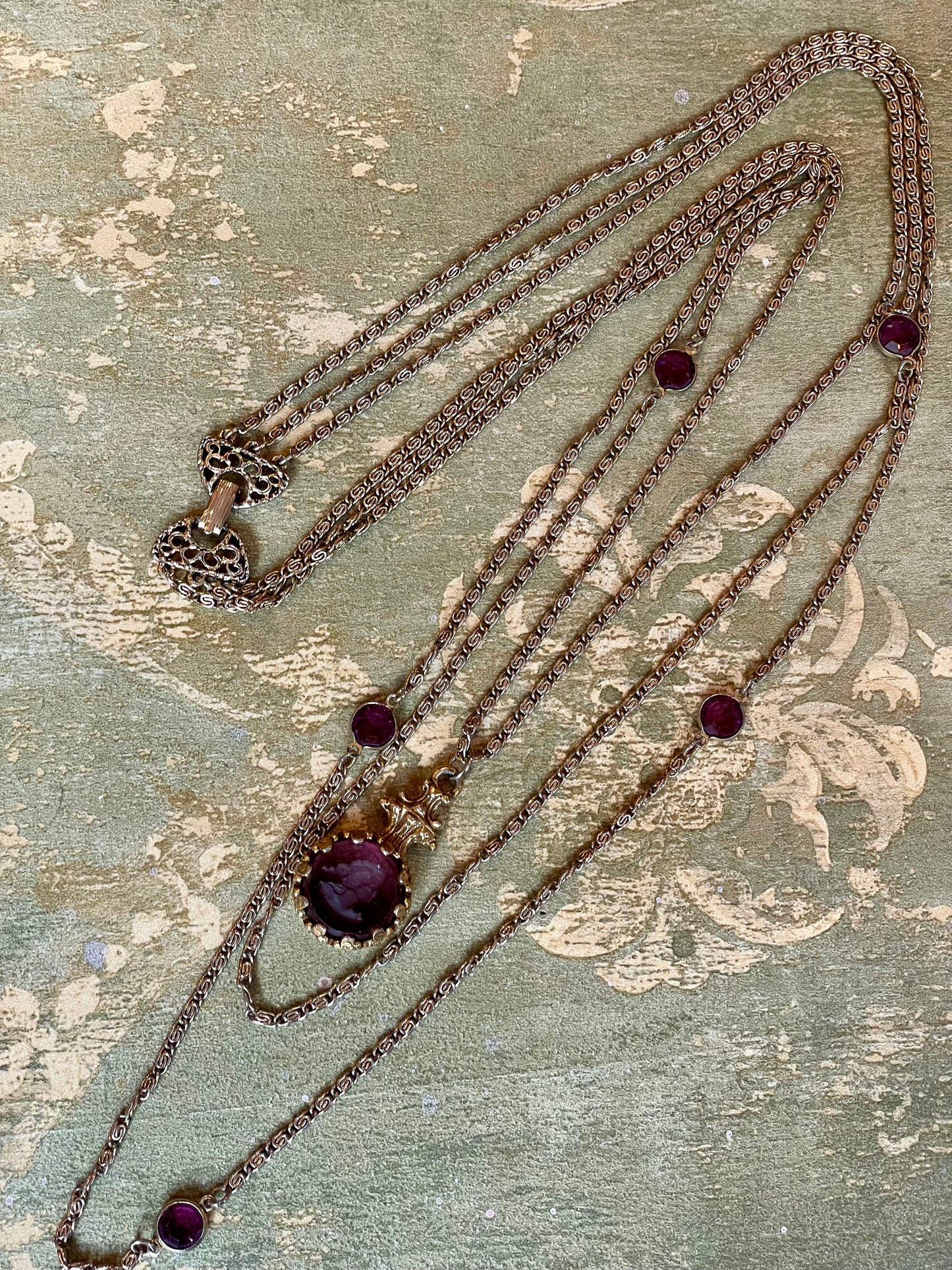 Collana a tre fili con cammeo in pasta di vetro, firmata Goldette anni ‘50/50