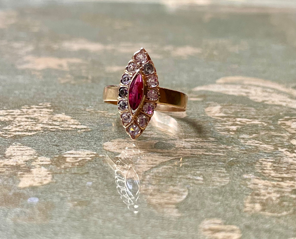 Elegante anello Marquise in oro giallo, diamanti e rubino, 1900/1910