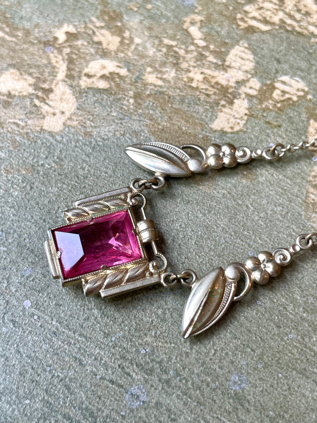 Romantico girocollo Art Deco con cristallo rosa di Francia