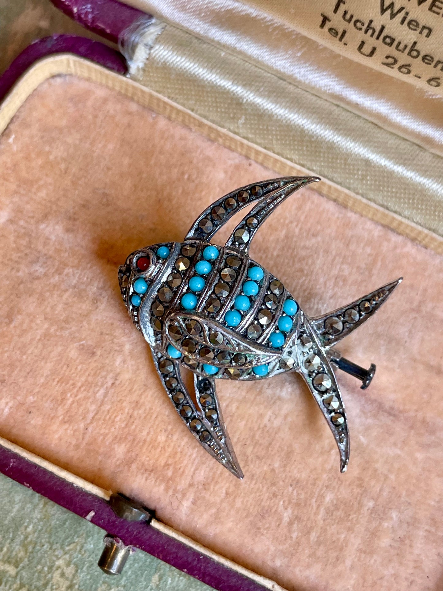Rara spilla a forma di pesce in argento, marcassite e turchesi, anni ‘40
