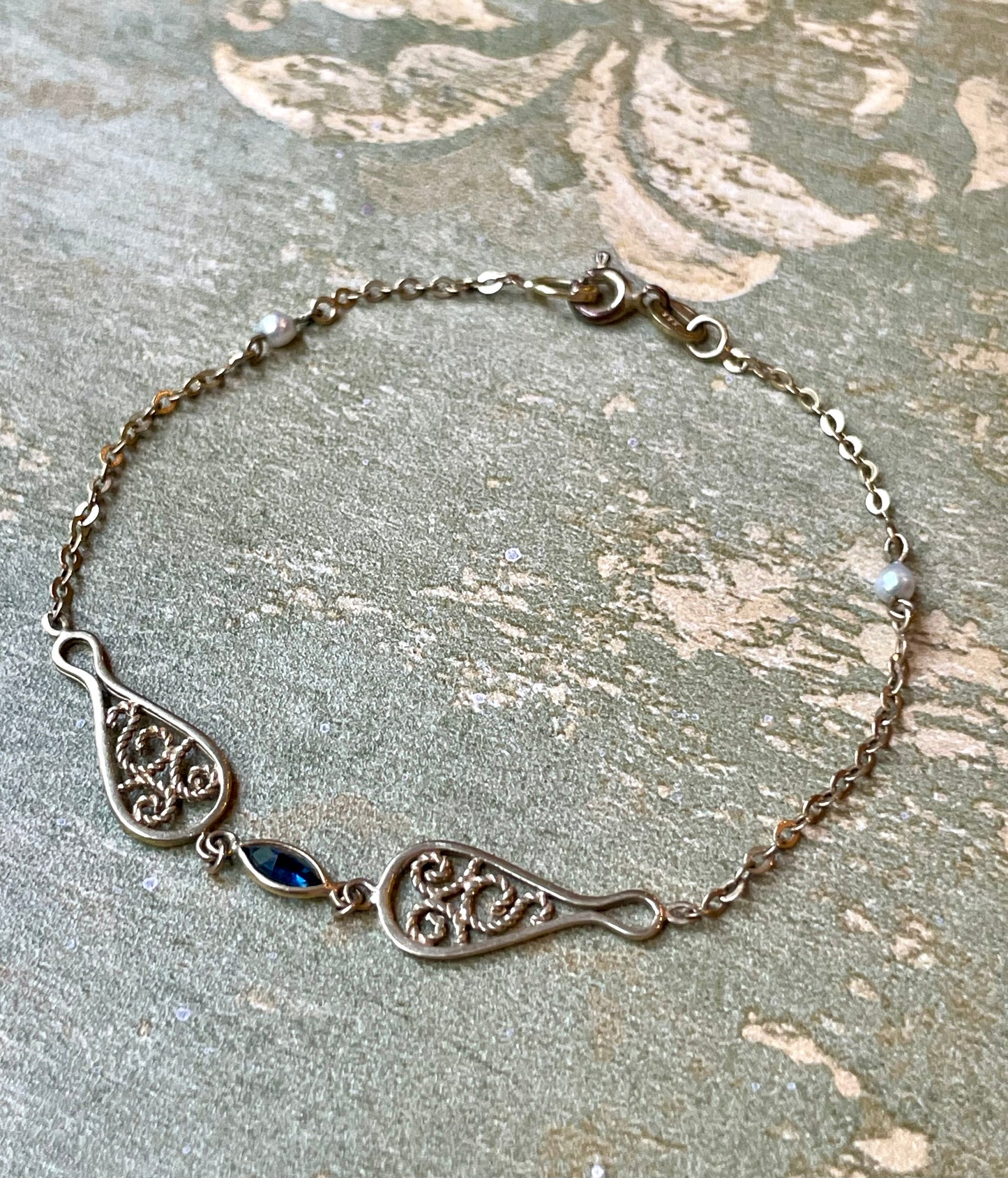 Raffinato bracciale in oro, perle e zaffiro, anni ‘50/60