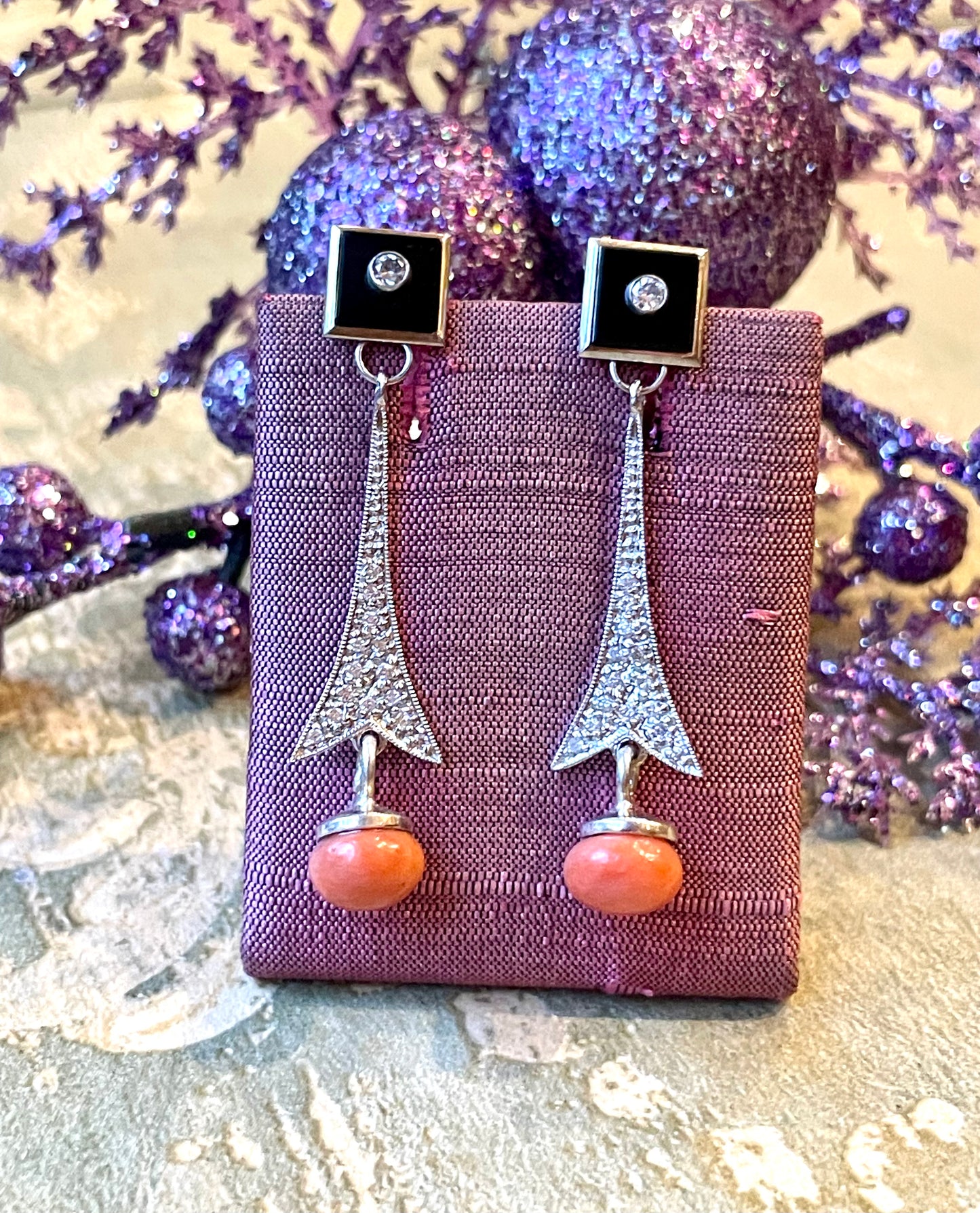 Superbi orecchini Art Deco con diamanti, corallo e smalto nero