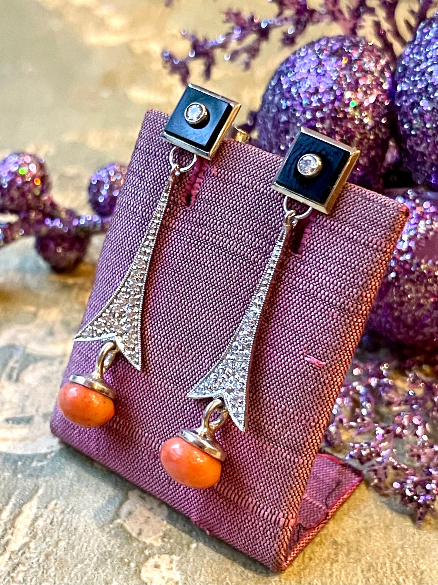 Superbi orecchini Art Deco con diamanti, corallo e smalto nero