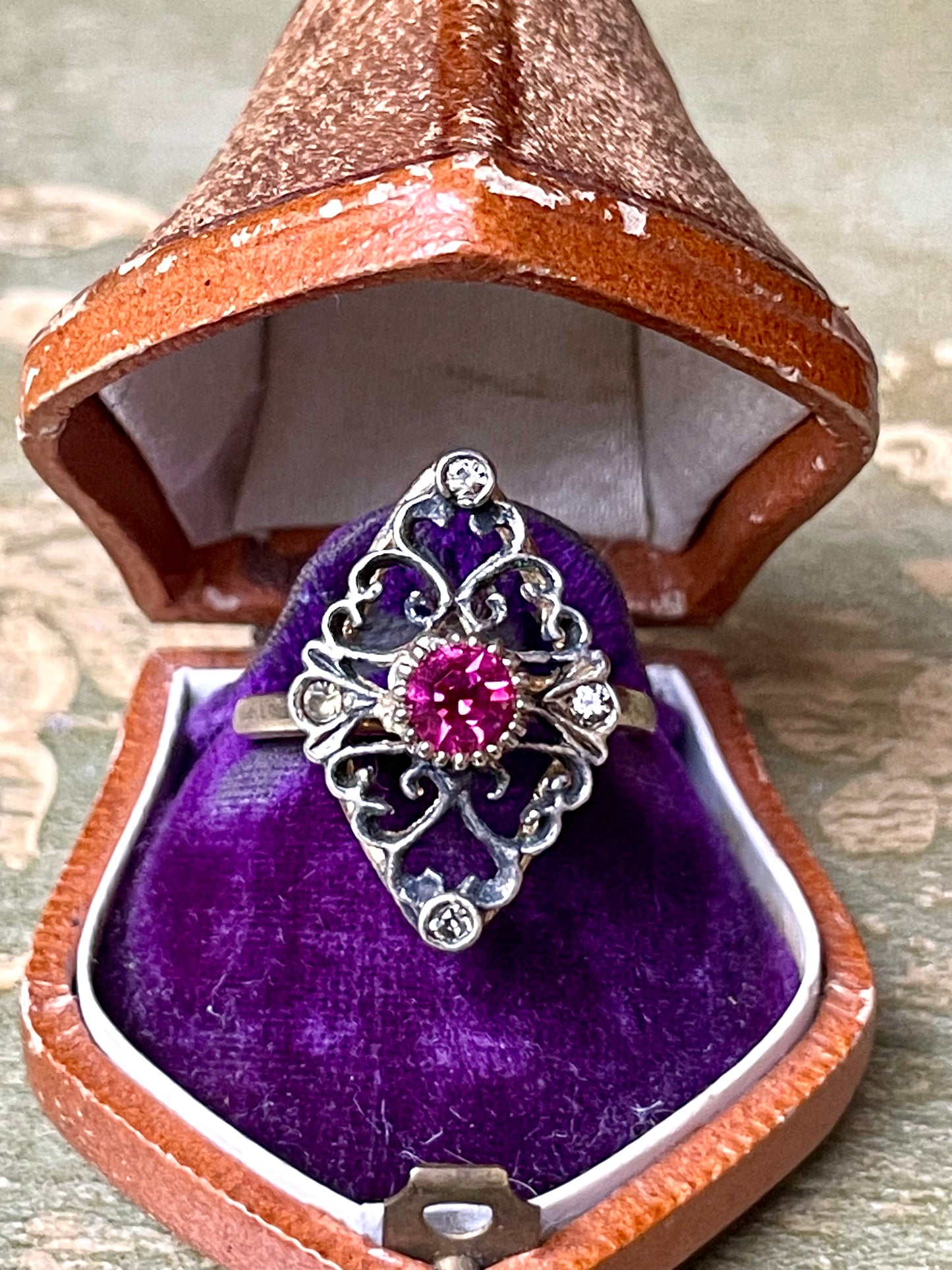 Indimenticabile anello in argento con spinello rosa, epoca edoardiana