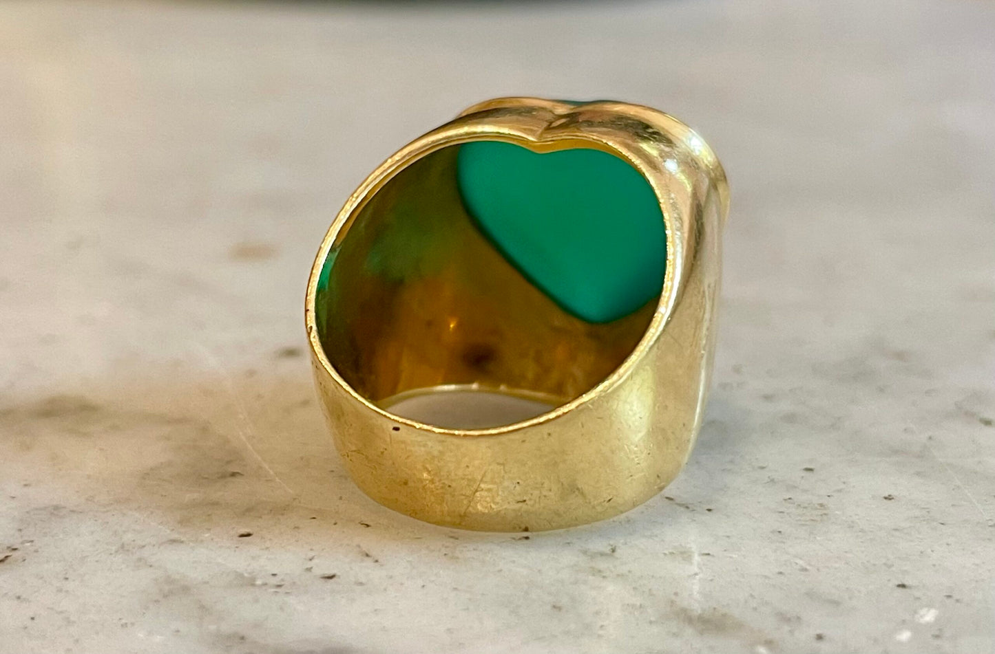 Anello chunky in oro giallo con cuore in crisoprasio, anni ‘60