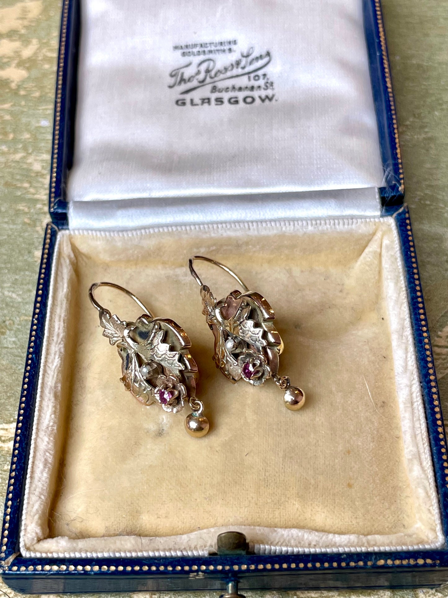 Splendidi orecchini di gusto floreale con perle e spinelli, epoca vittoriana