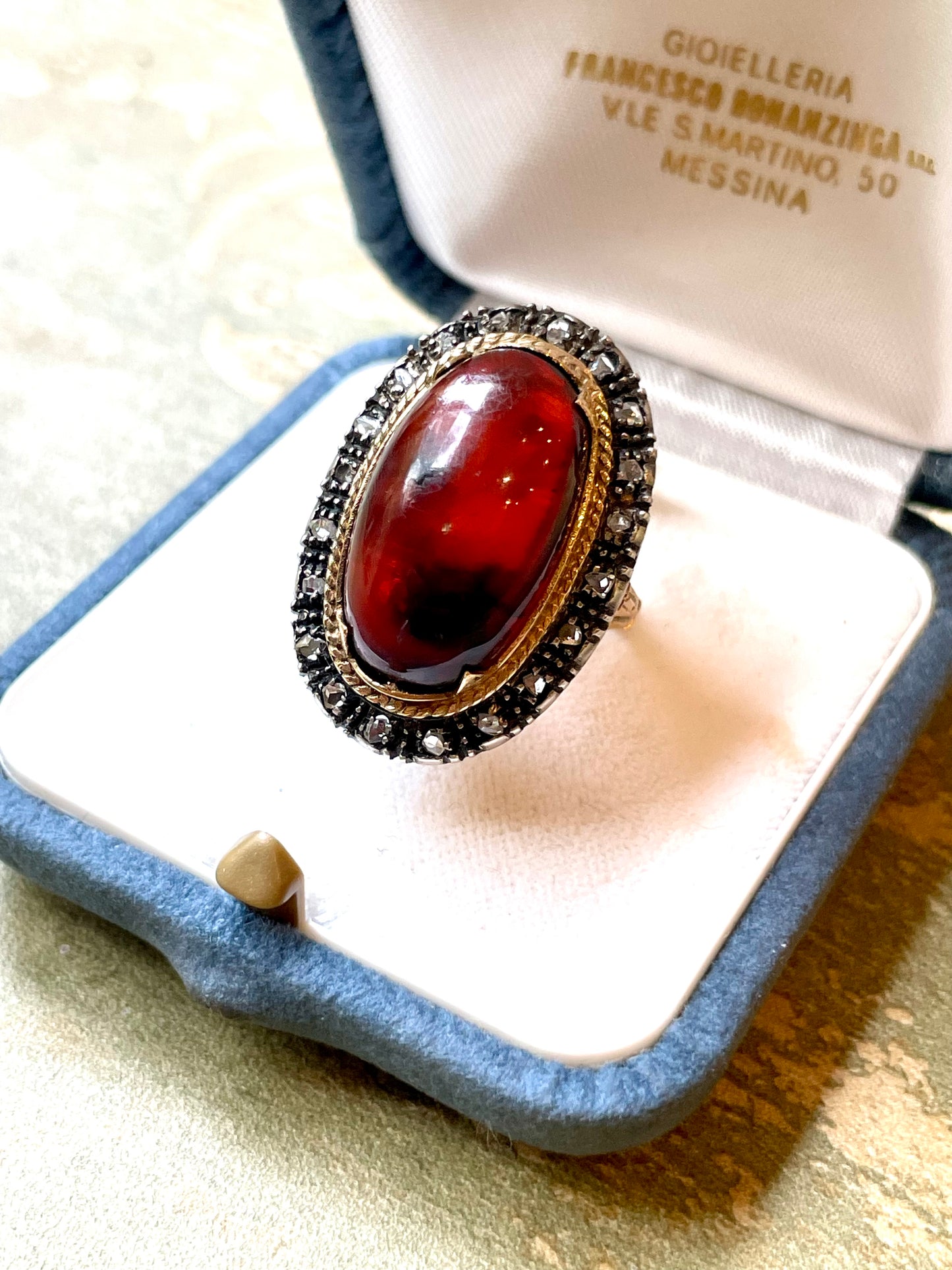 Incantevole anello halo con Ambra cabochon e rosette di diamanti, 1940/50