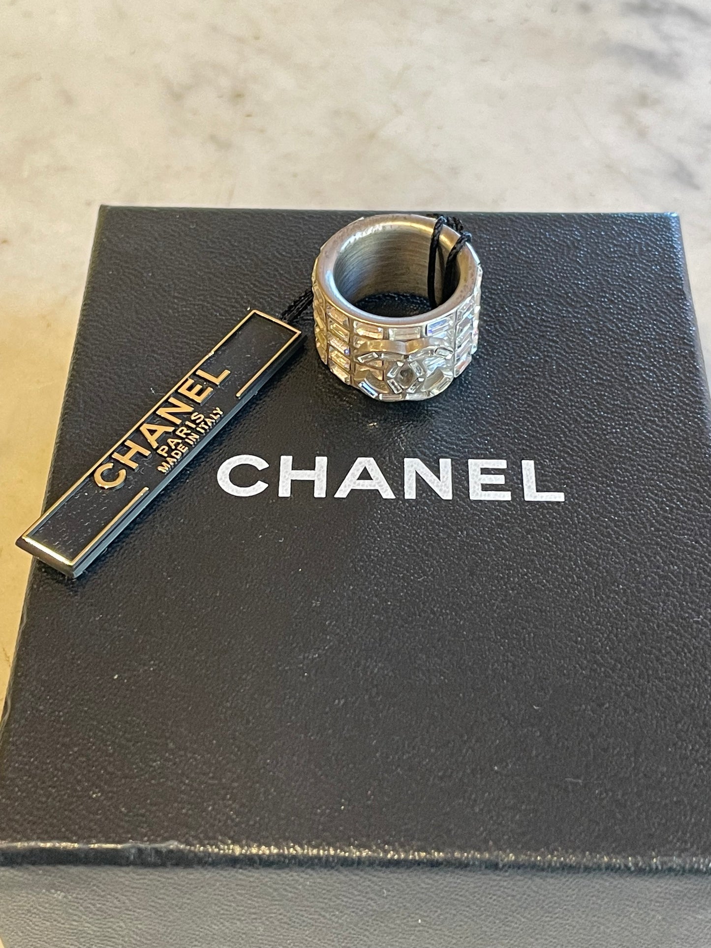 Stupendo anello a fascia con cristalli, Chanel