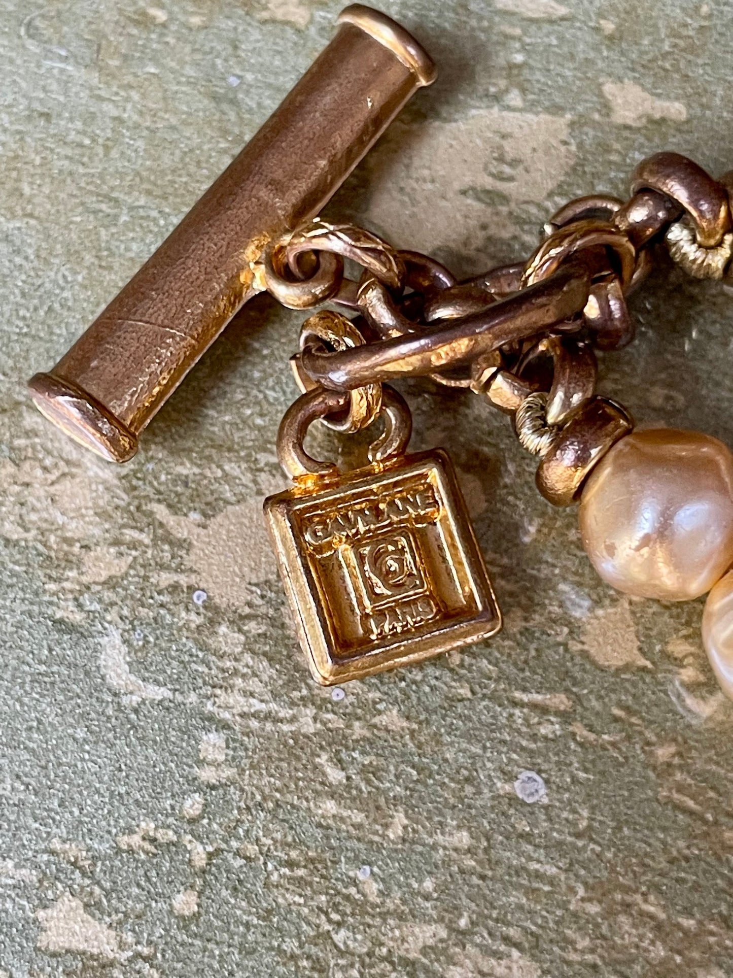 Collana girocollo con perle barocche e pendente in pasta di turchesi, Gavilane Paris anni ‘60