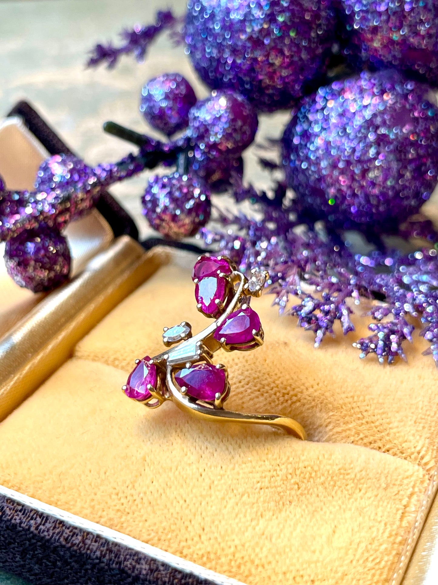 Radioso anello con ramo di fiori con rubini e diamanti, anni ‘50