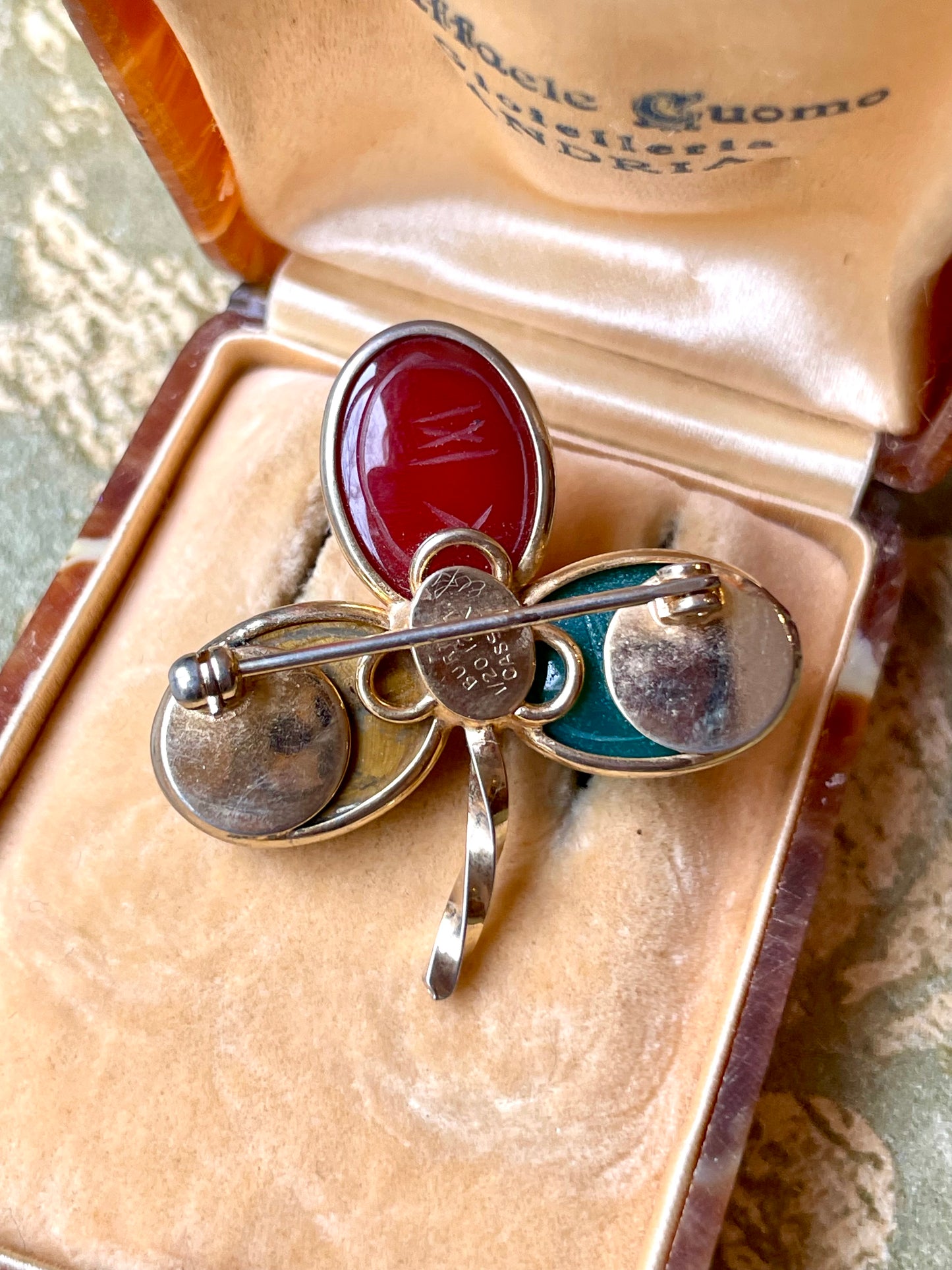 Spilla trifoglio Retour d’Egypte con scarabei in pietra dura