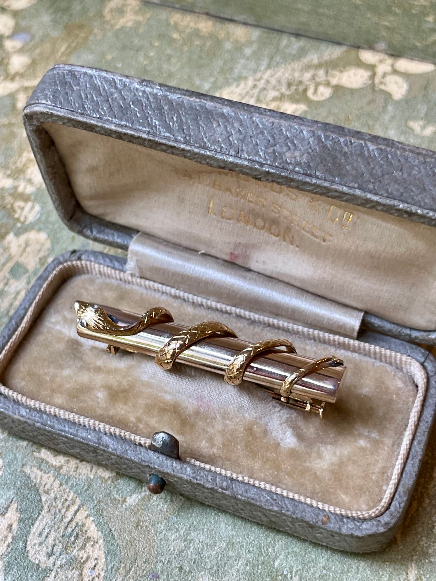 Spilla vittoriana con serpente in argento e oro