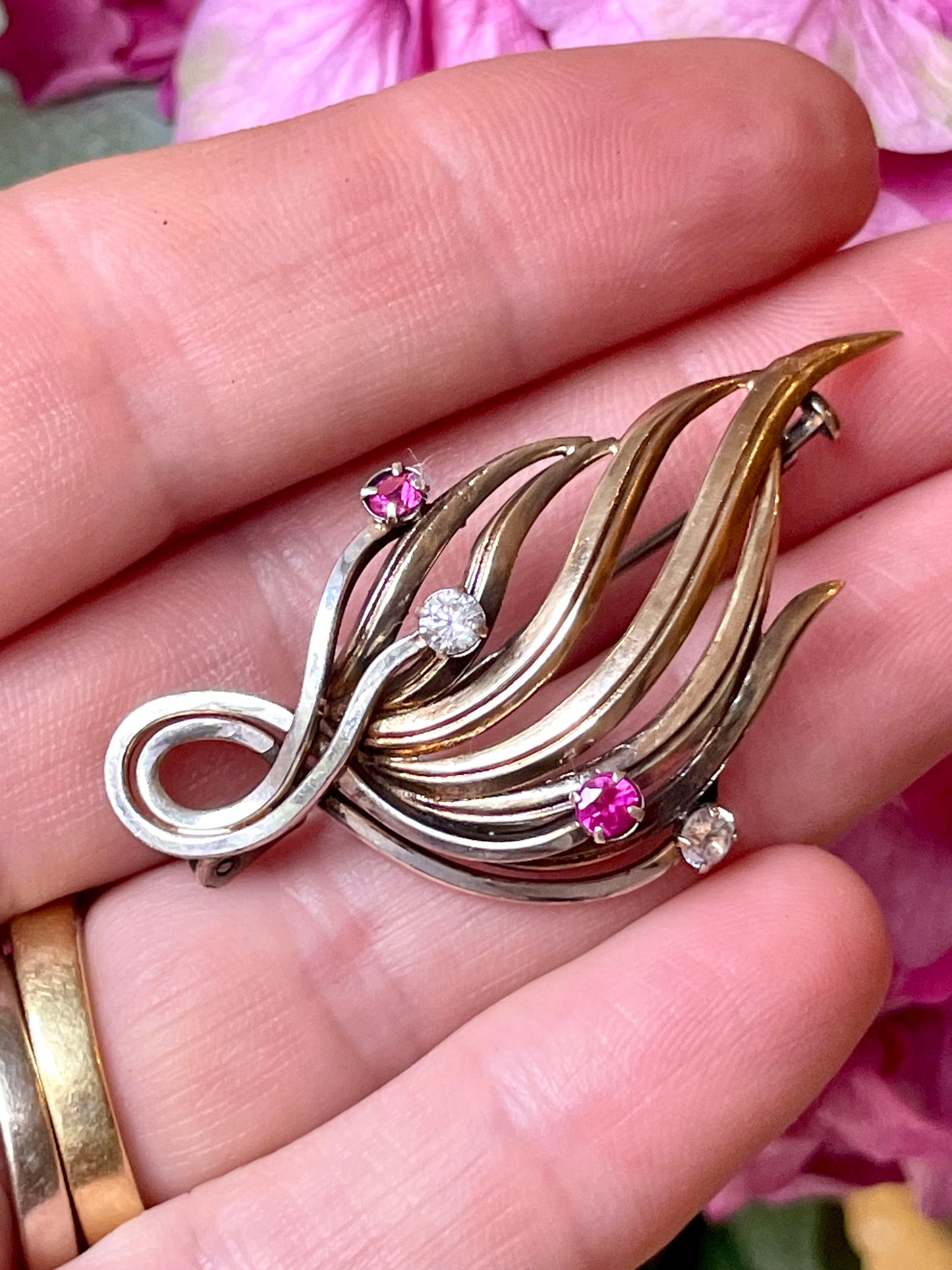 Elegante spilla in argento vermeil e pietre semipreziose, Francia, anni ‘30/40