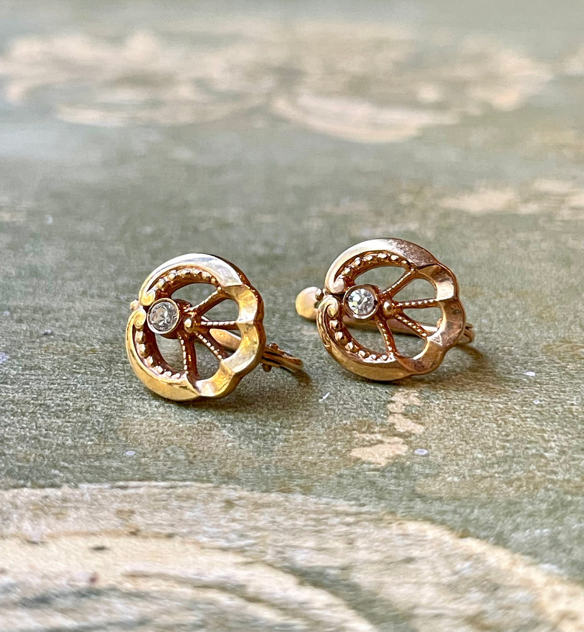 Deliziosi orecchini dorati e strass, stile Liberty