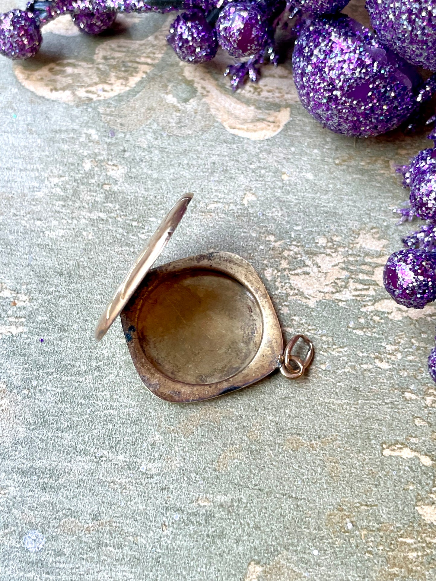 Locket in princisbecco, Art Deco