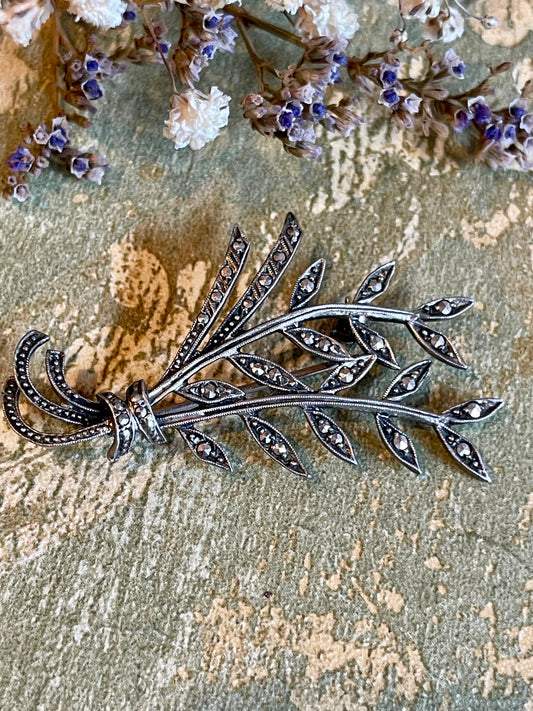 Elegante spilla in argento e marcassite, anni ‘40