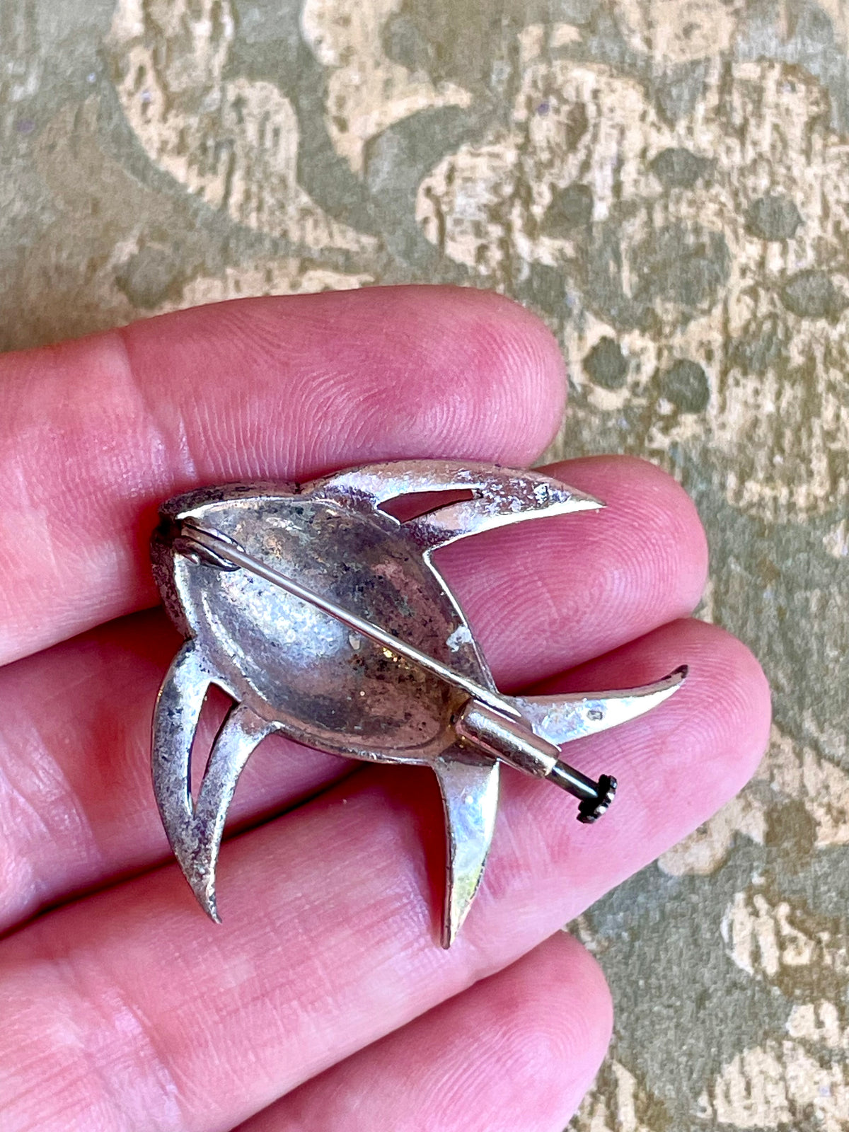 Rara spilla a forma di pesce in argento, marcassite e turchesi, anni ‘40