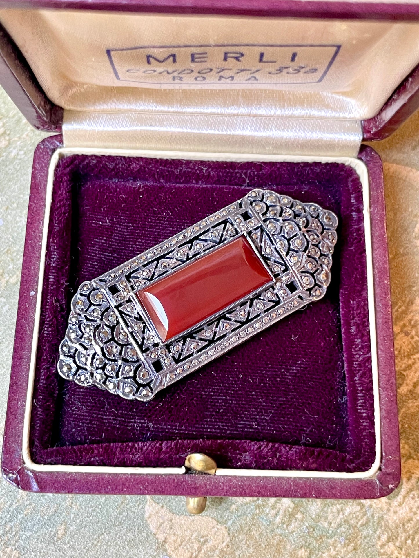 Raffinata spilla Art Deco in argento, marcassite e corniola