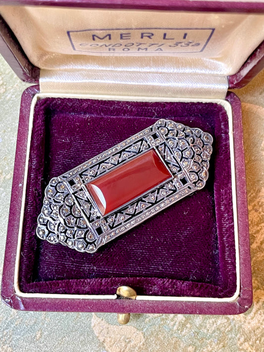 Raffinata spilla Art Deco in argento, marcassite e corniola