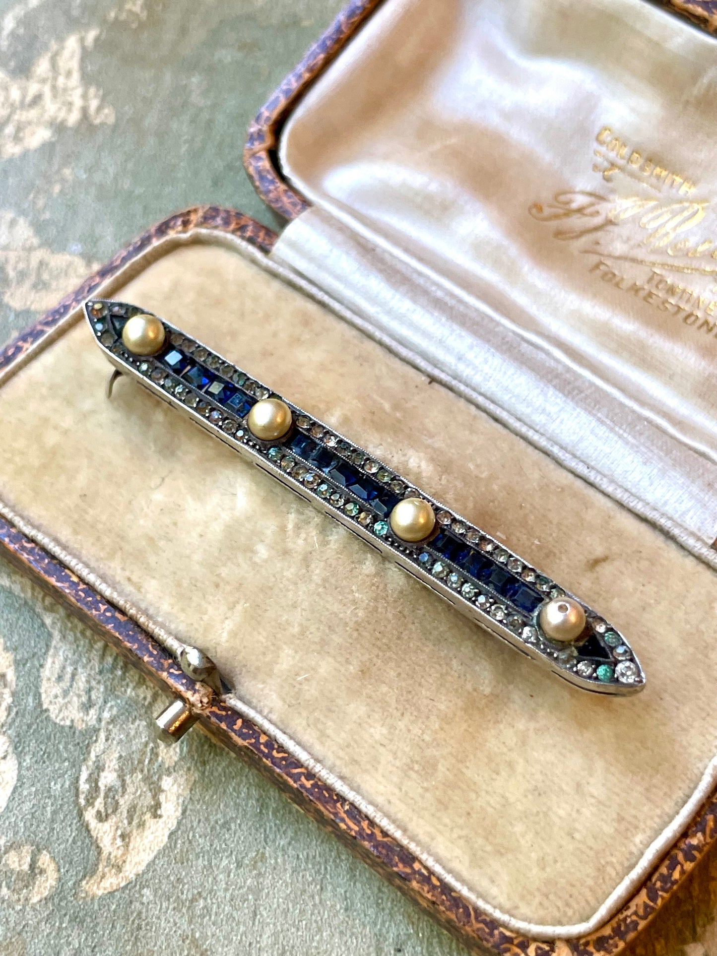 Spilla Barretta in argento, cristalli e perle, 1930/40