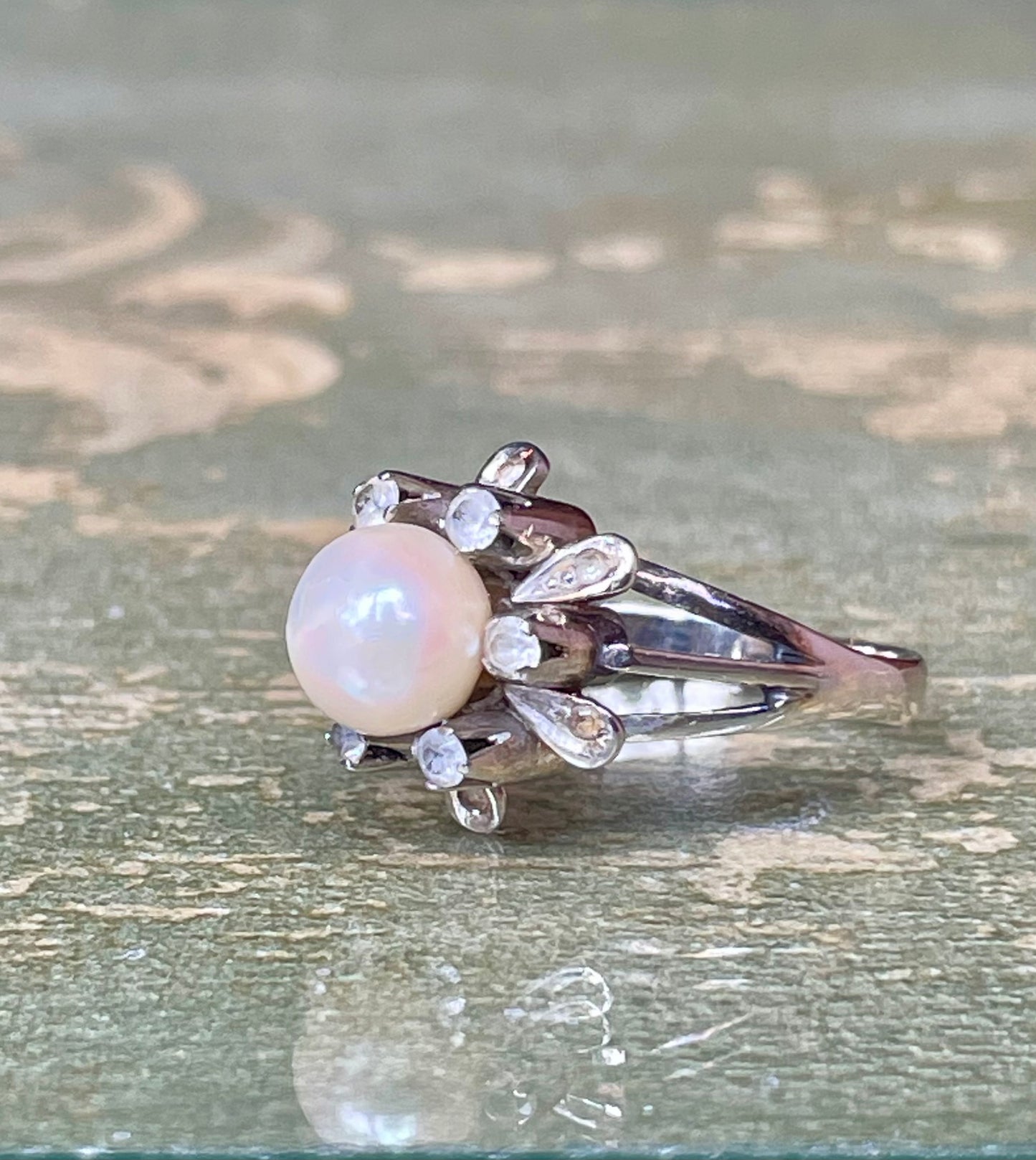 Incantevole anello Aureola in oro bianco e perla, anni ‘50
