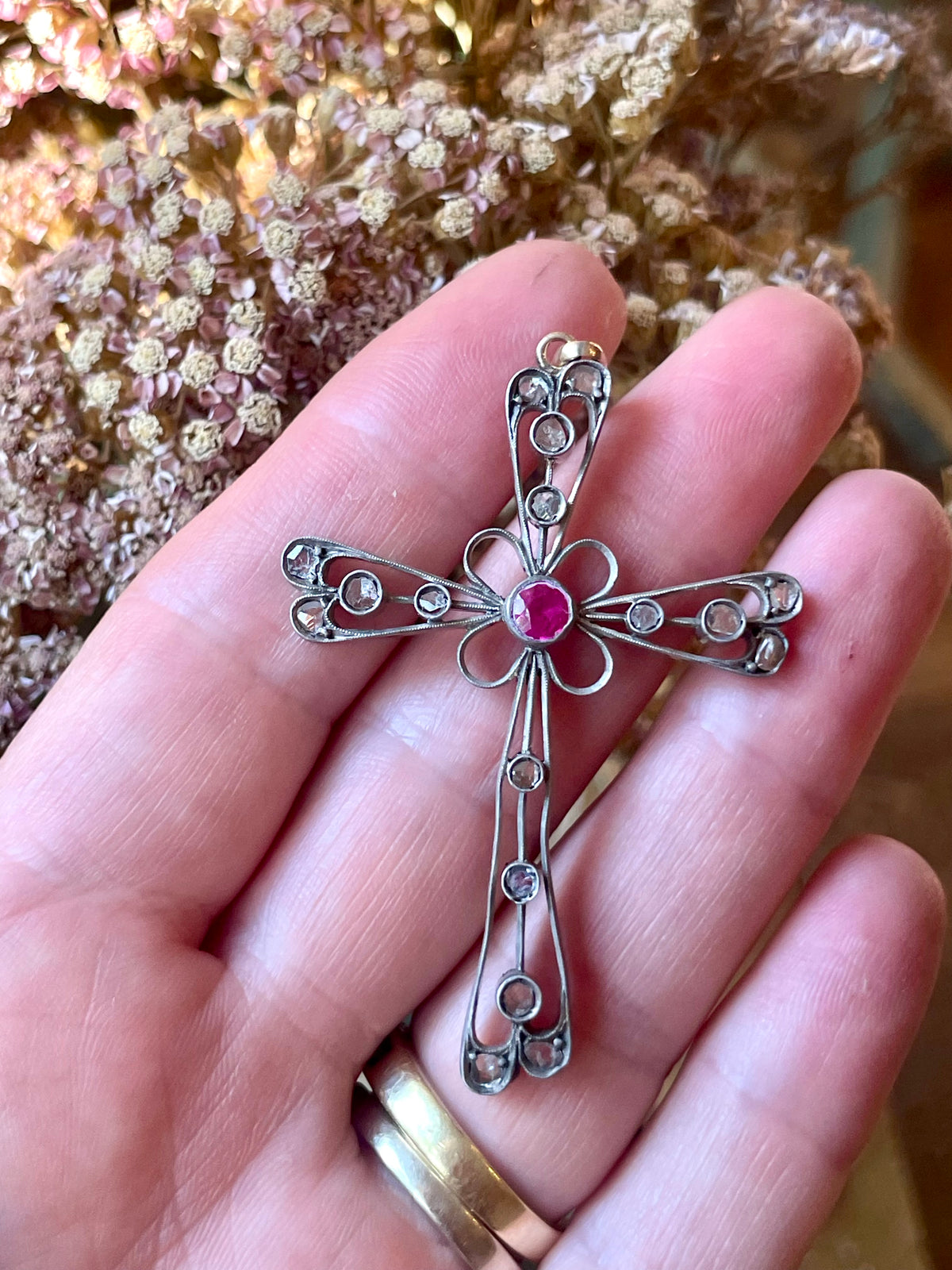 Romantica croce in argento, oro, rosette di diamanti e rubino, epoca vittoriana