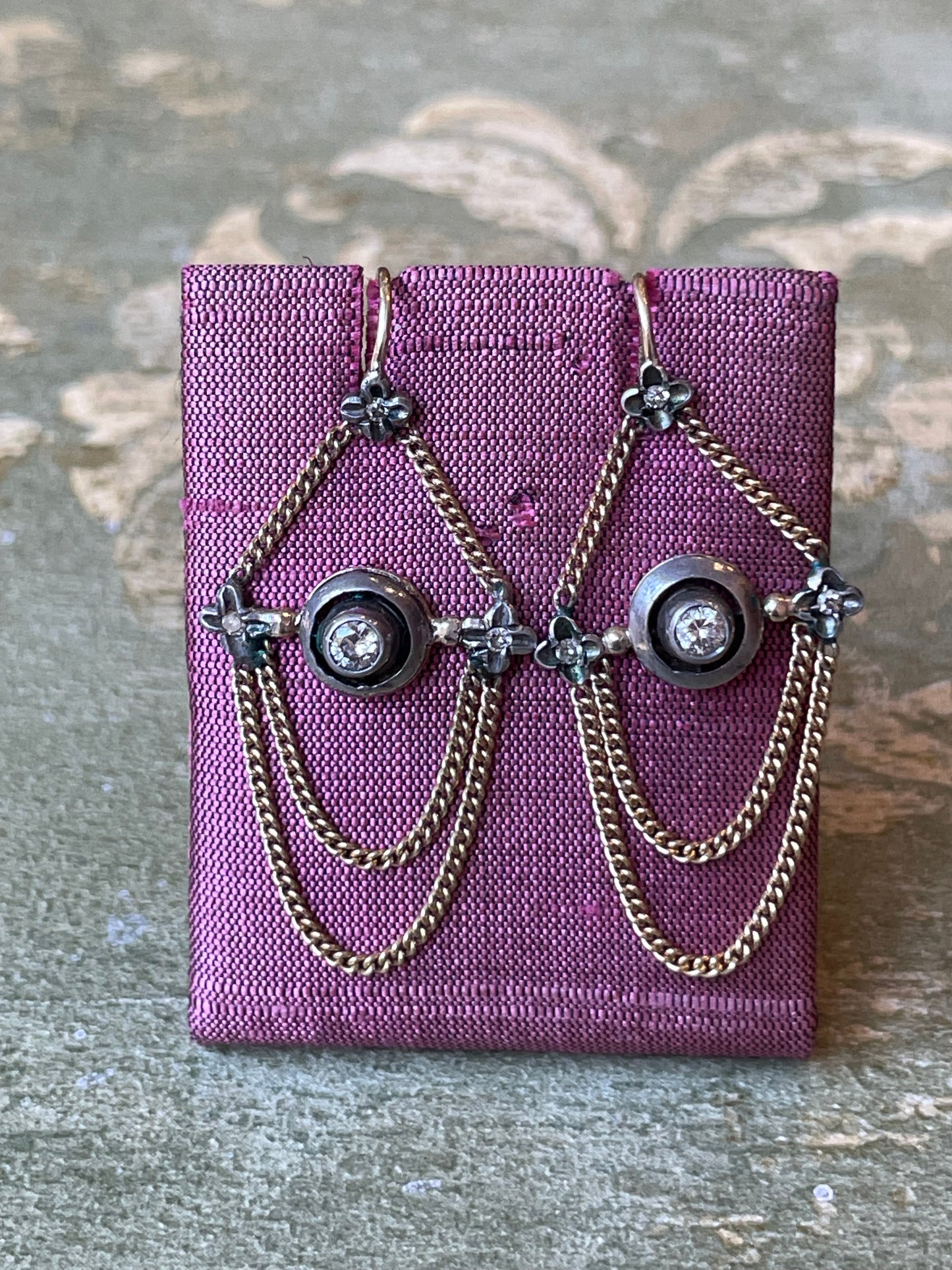 Orecchini con catena a festone in oro, argento e diamanti