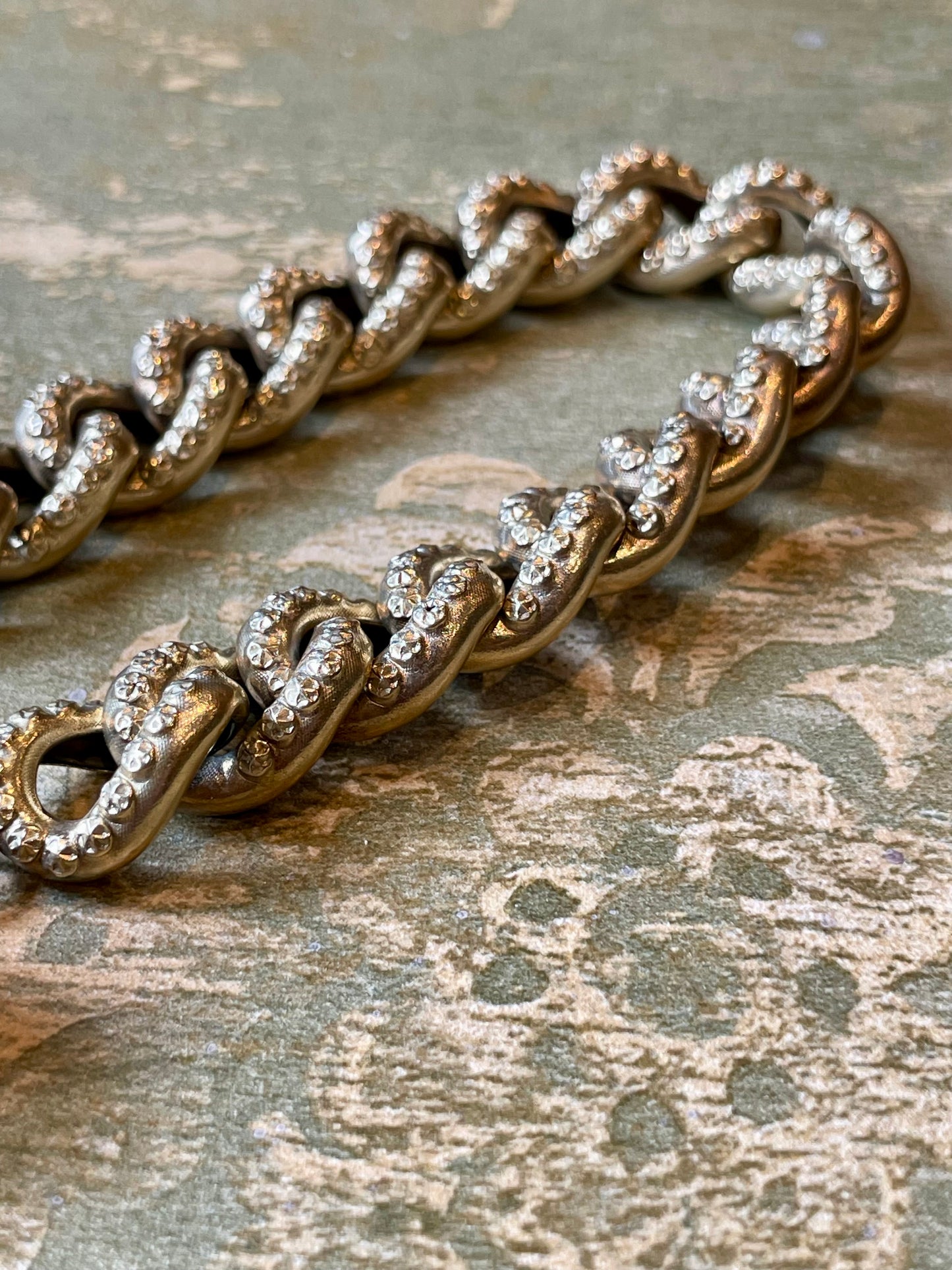 Eccezionale bracciale gourmette con charms, anni ‘40/50