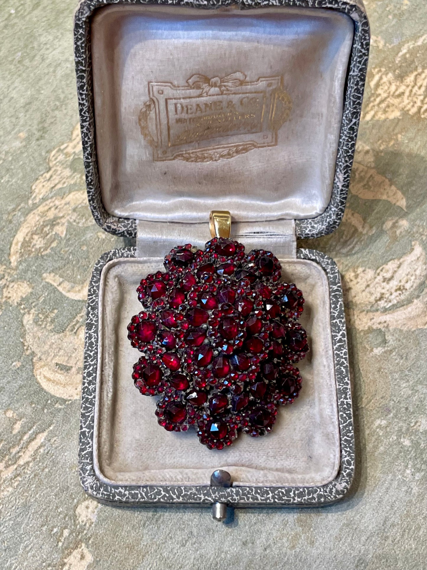 Straordinario pendente locket in granati a mora e  vermeil, epoca vittoriana