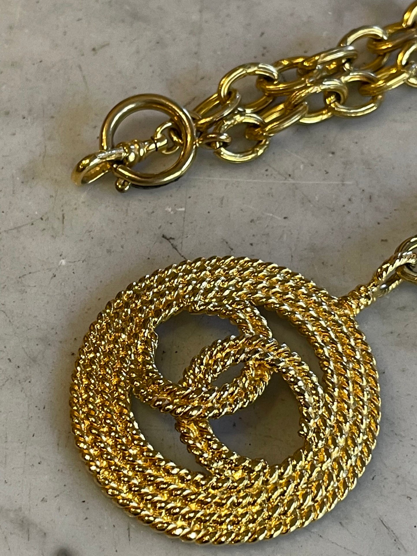 Collana dorata con pendente, Chanel