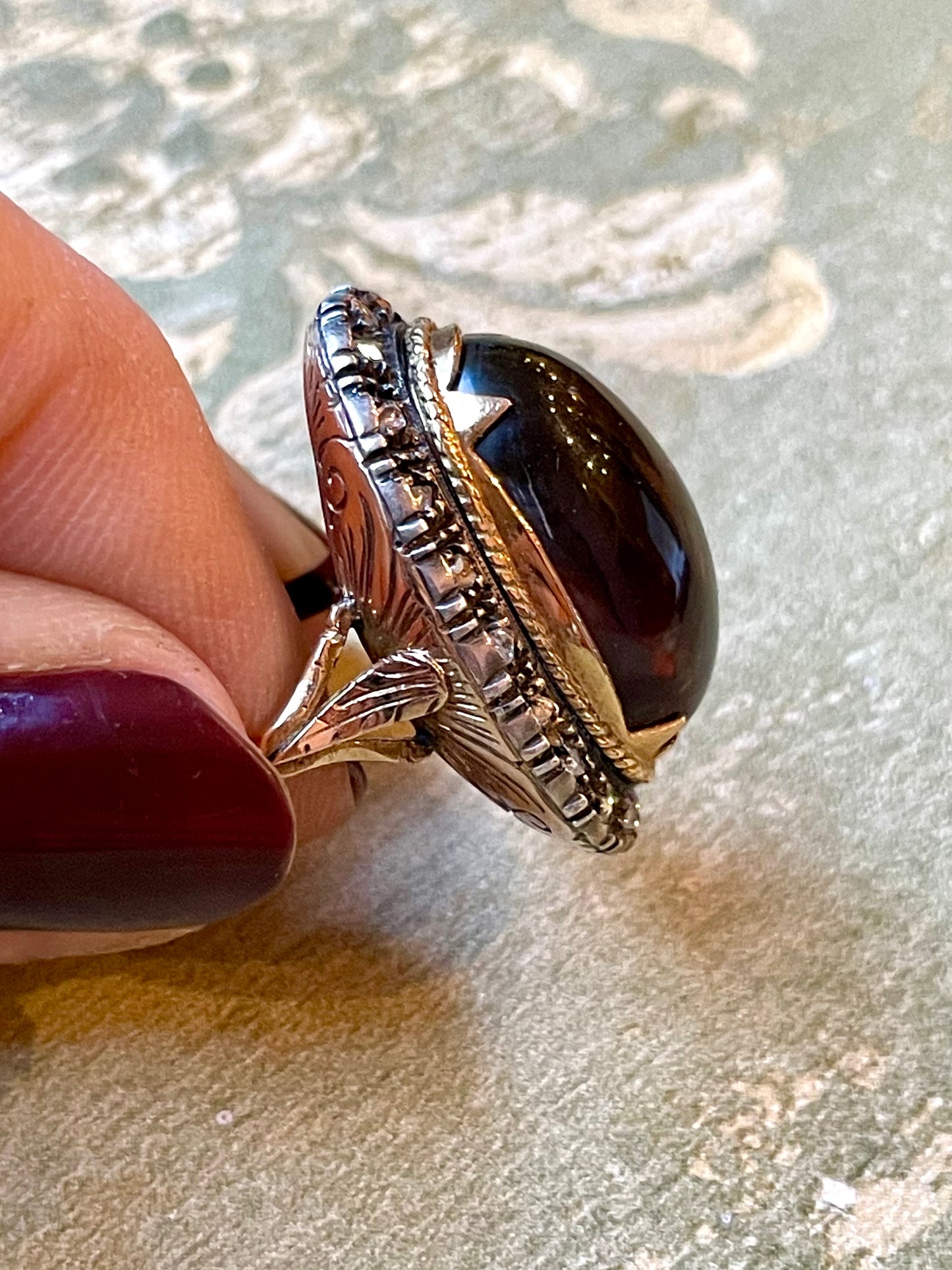 Incantevole anello halo con Ambra cabochon e rosette di diamanti, 1940/50