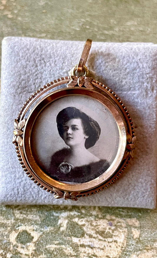 Delizioso pendente porta ritratto laminato in oro giallo, 1910/20