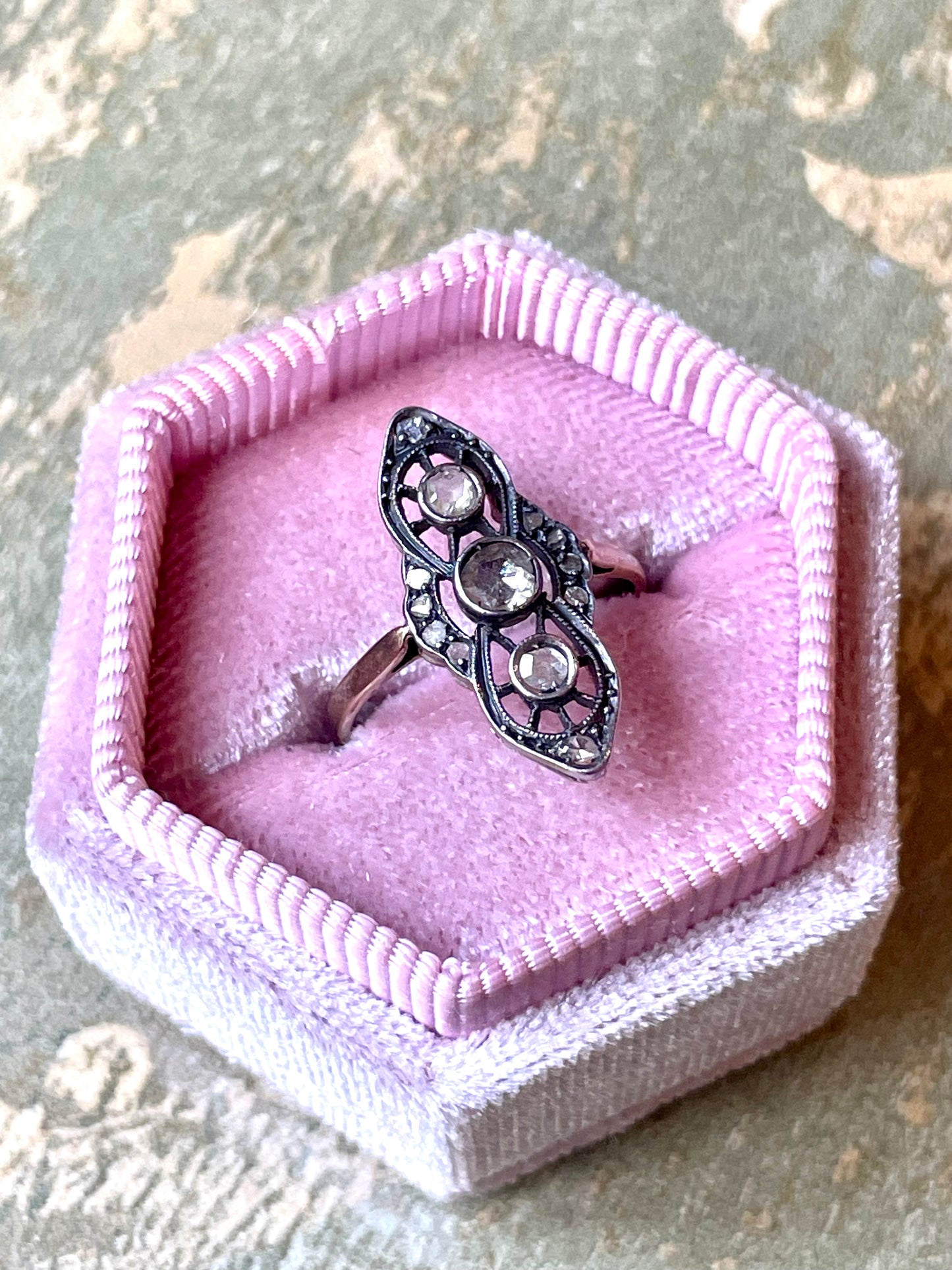 Indimenticabile anello Art Nouveau con diamanti
