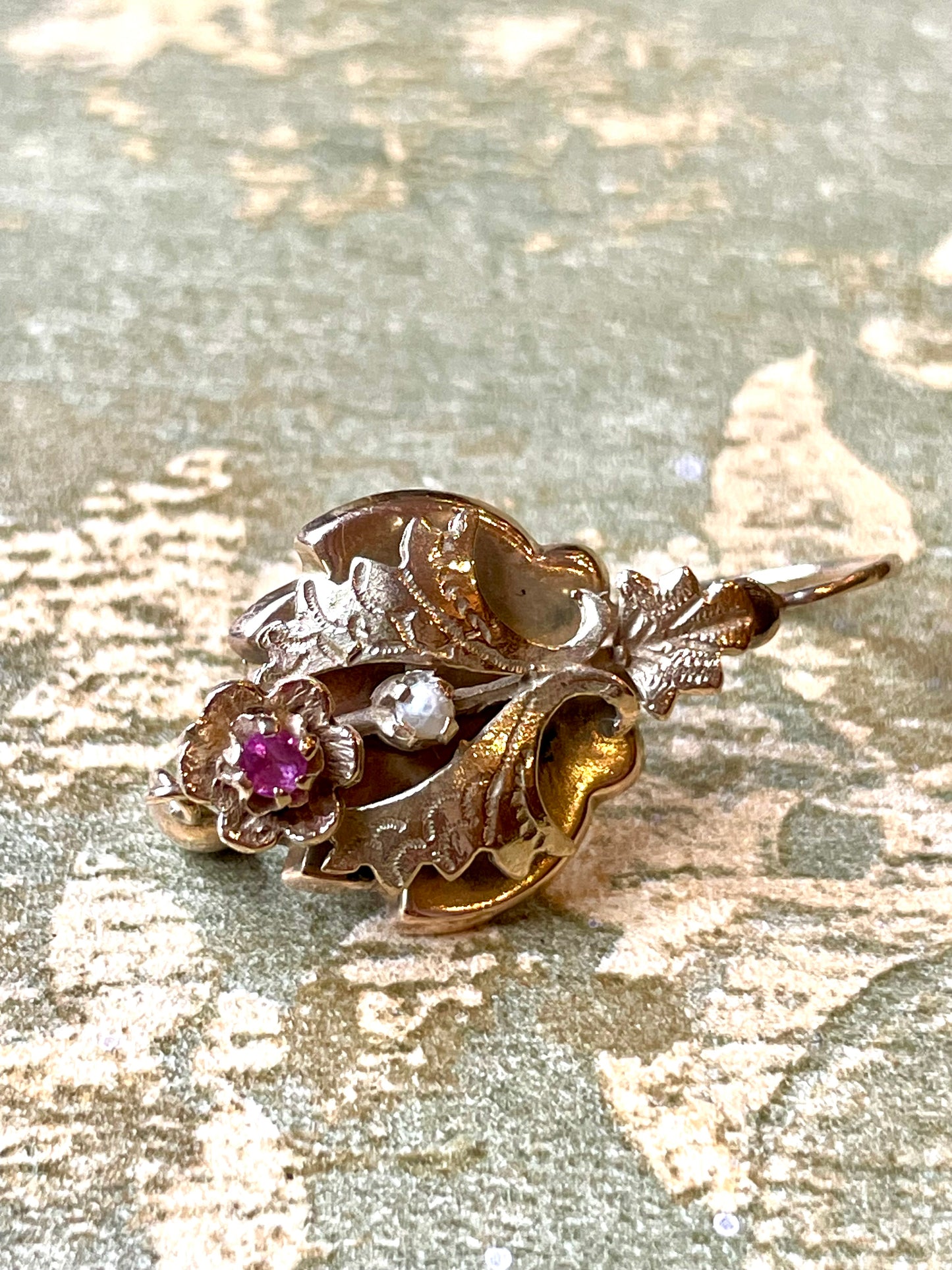 Splendidi orecchini di gusto floreale con perle e spinelli, epoca vittoriana