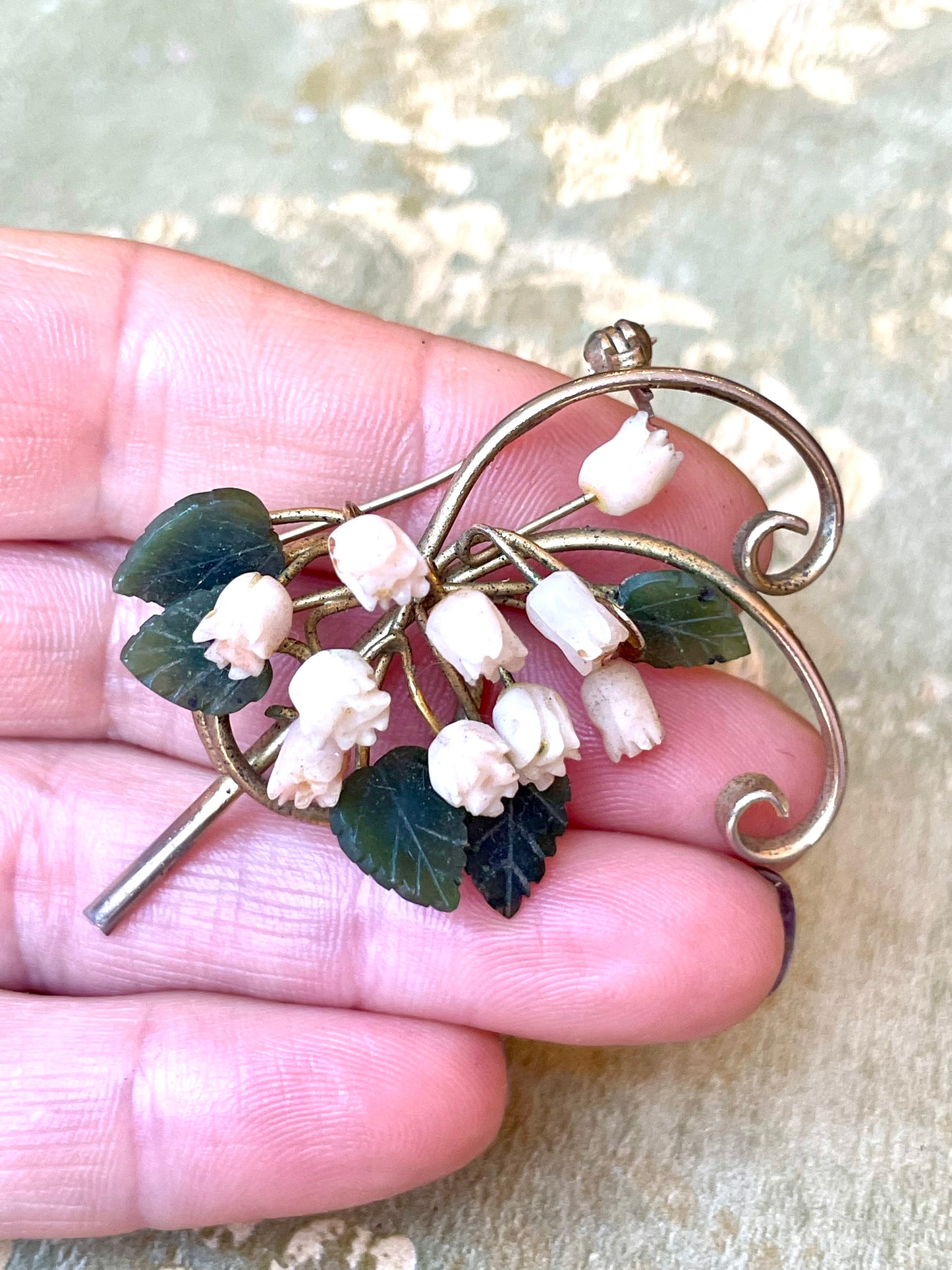 Spilla con ramo di rose in corallo rosa e giada, 1940/50