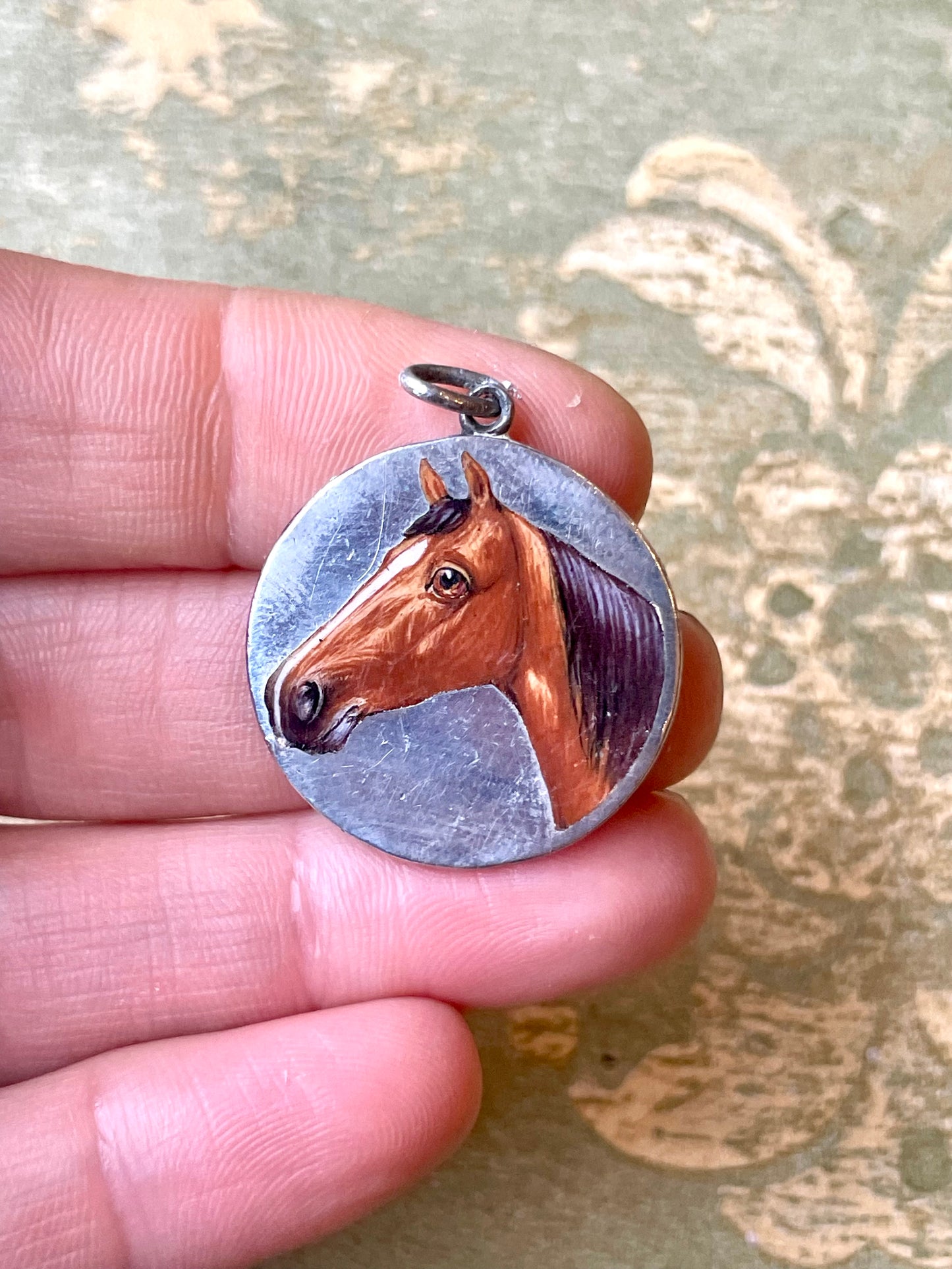 Pendente in argento con testa di cavallo in smalto