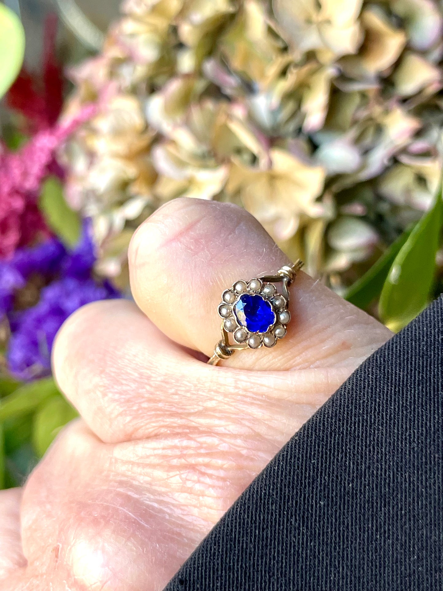 Anello cluster ring con zaffiro naturale e perle, epoca vittoriana
