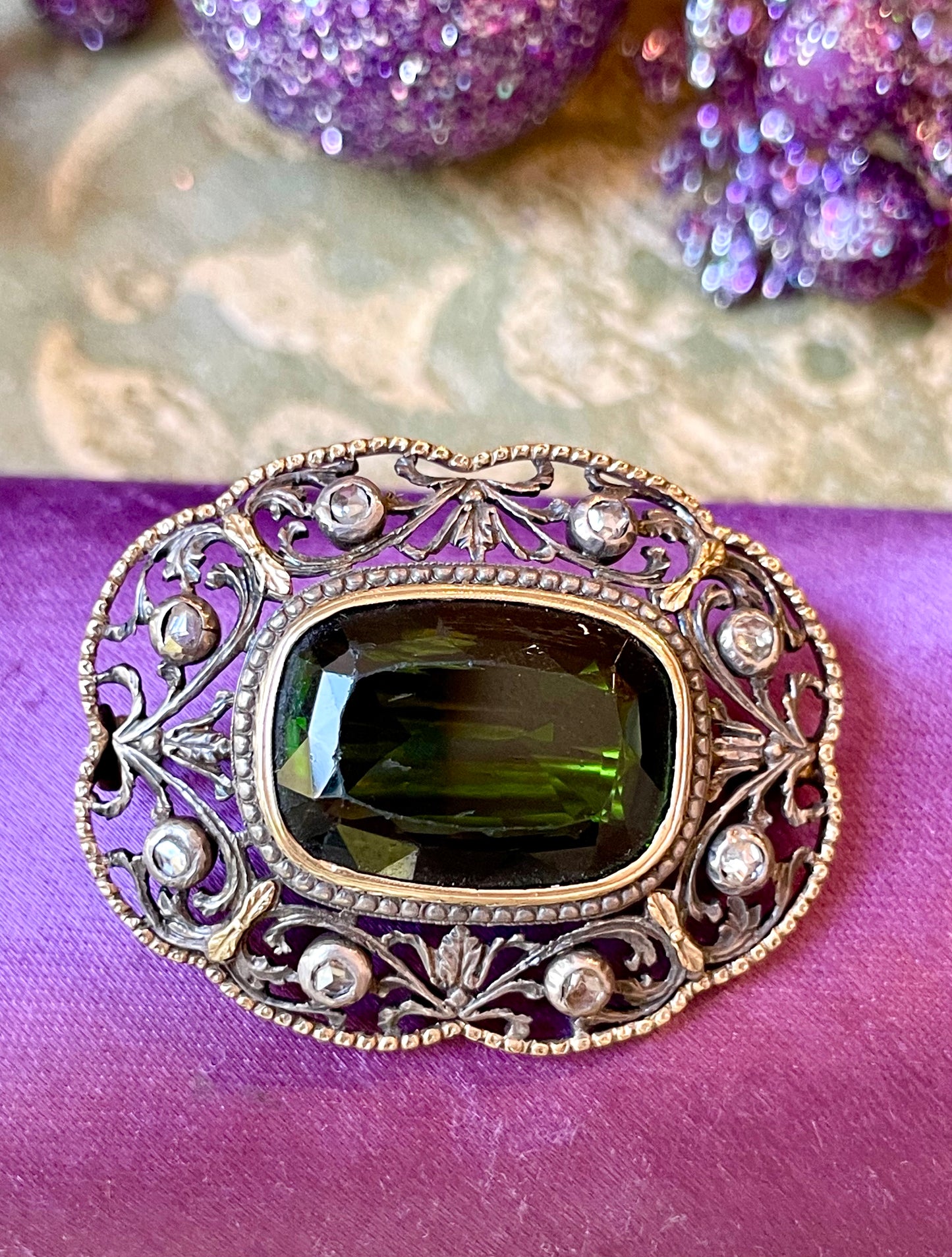 Romantica Spilla vittoriana con olivina e diamanti