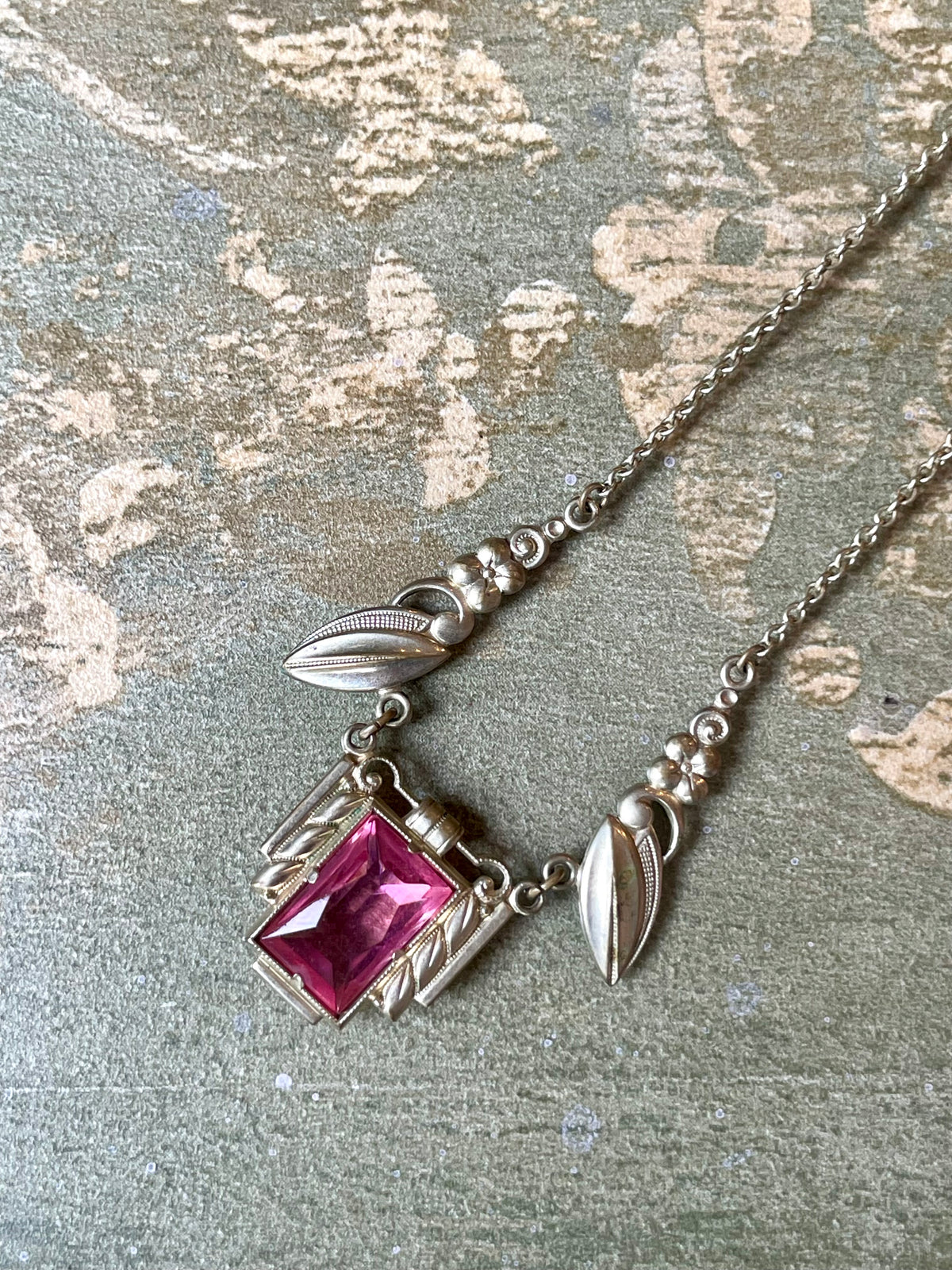 Romantico girocollo Art Deco con cristallo rosa di Francia