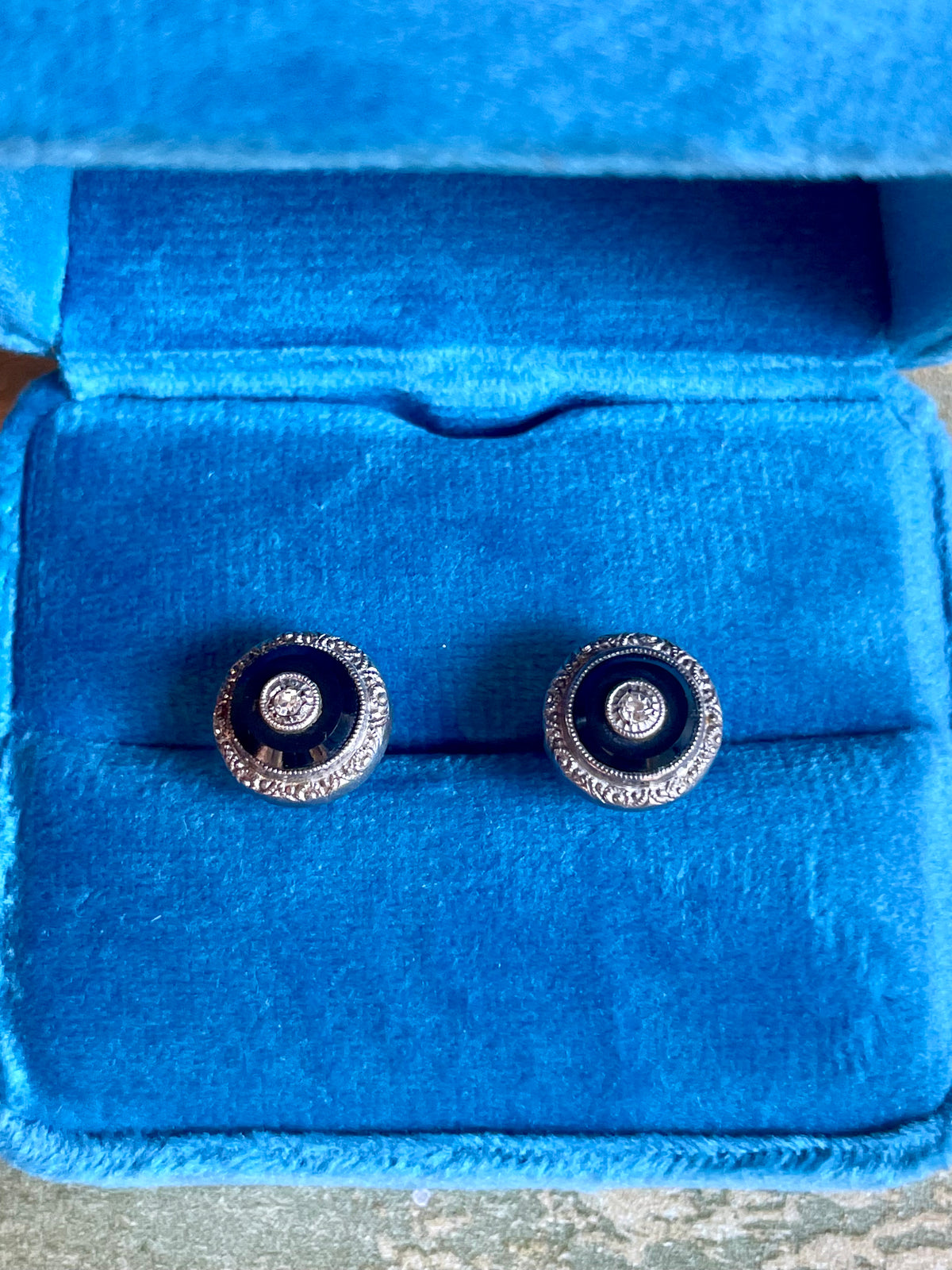 Eleganti orecchini in argento, smalto e diamanti, 1920/30