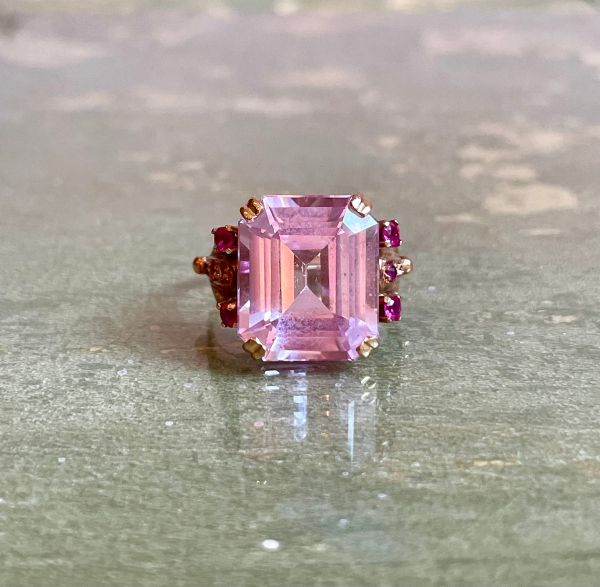 Incantevole cocktail ring in oro rosa con rosa di Francia e rubini, anni ‘40/50