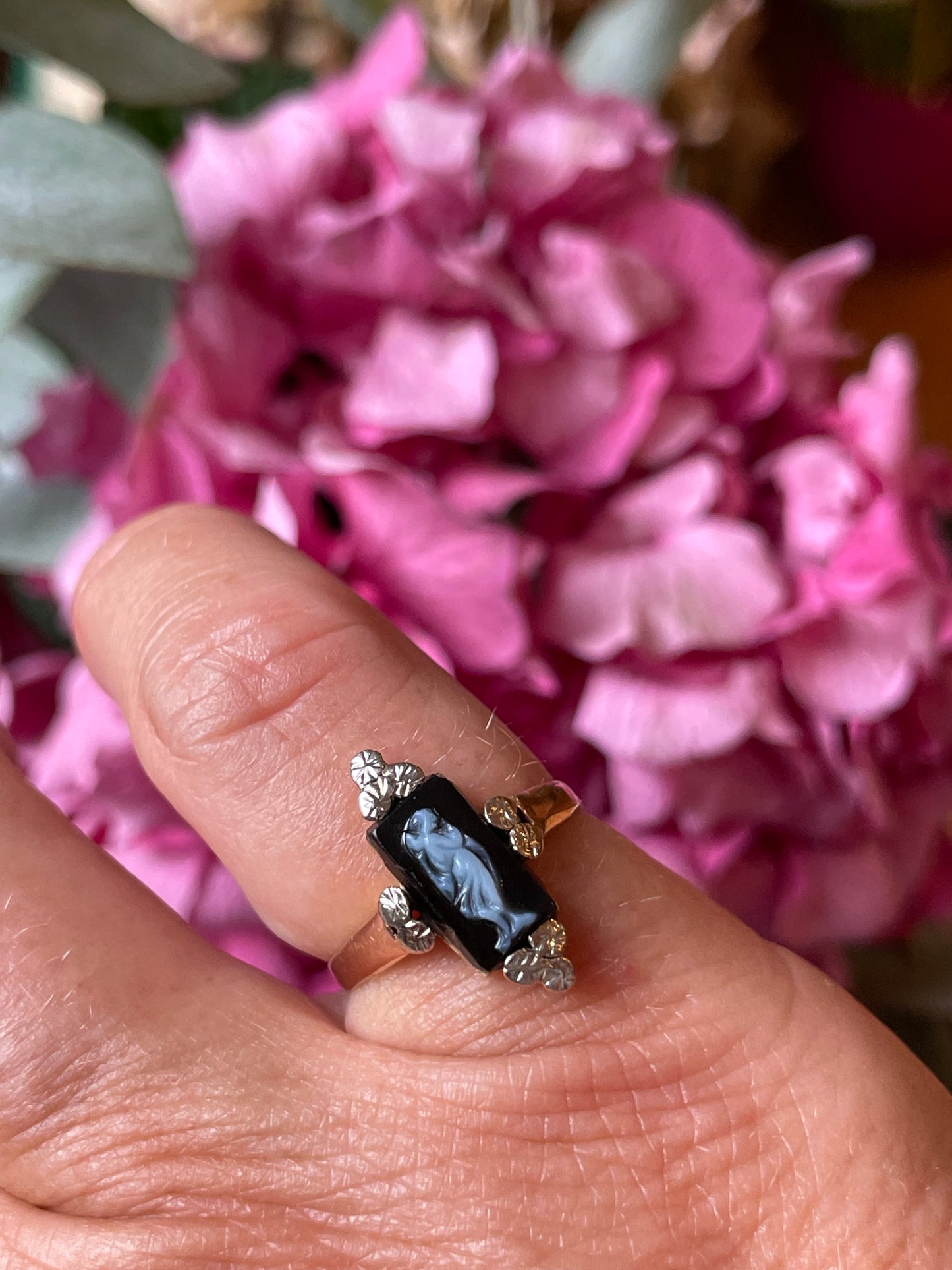 Raro anello in oro giallo con cammeo neoclassico in pasta di vetro, prima metà dell’Ottocento