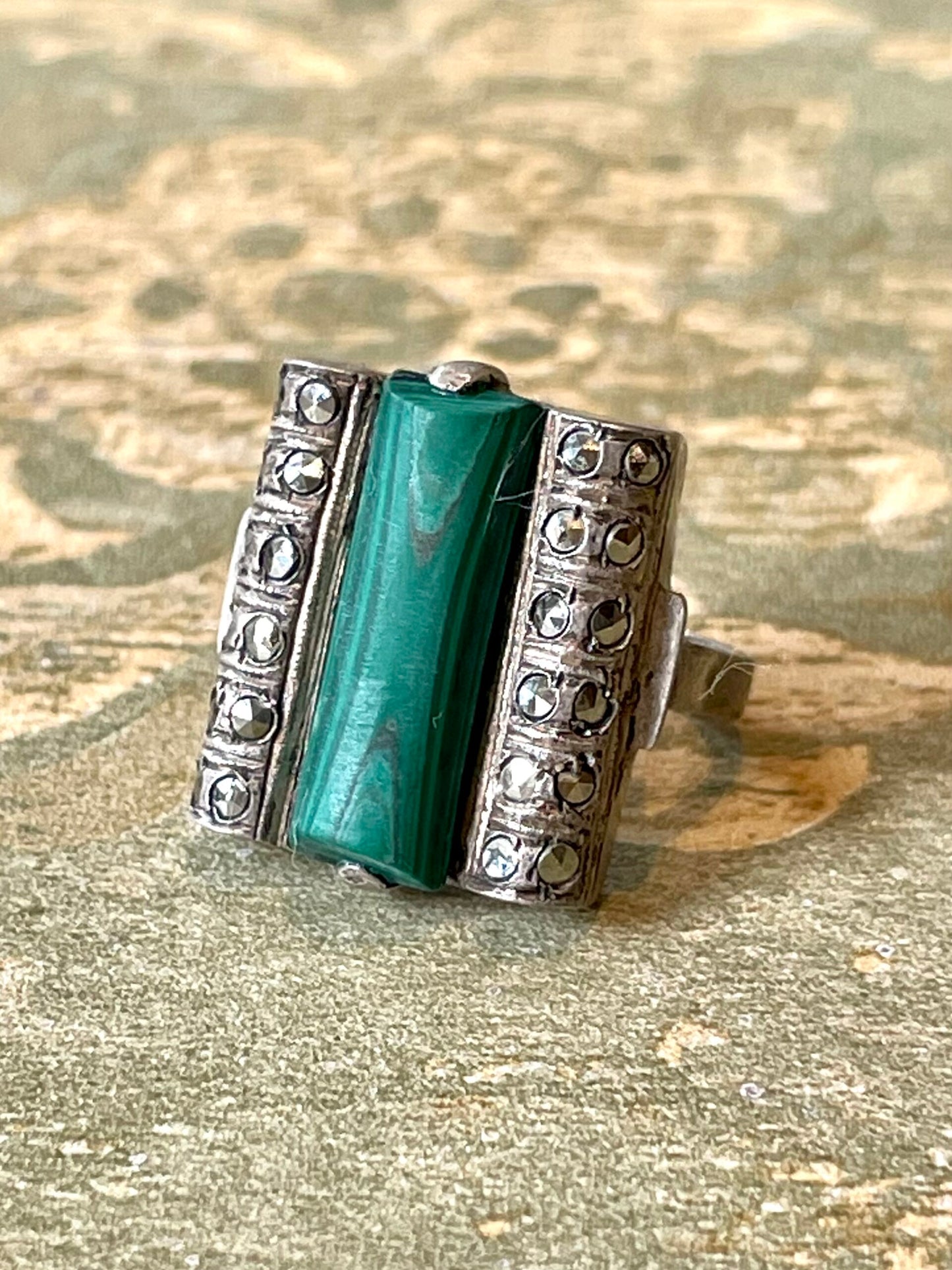 Anello Deco’ in argento, malachite e marcassite