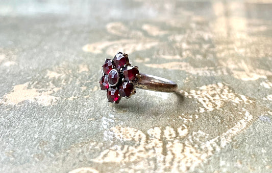 Romantico anello a grappolo in granati boho naturali e argento, epoca vittoriana