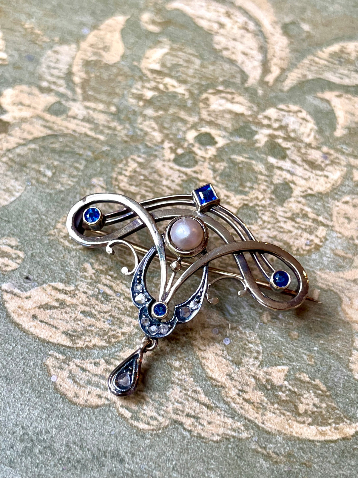 Indimenticabile spilla Art Nouveau in oro, zaffiri, diamanti e perla