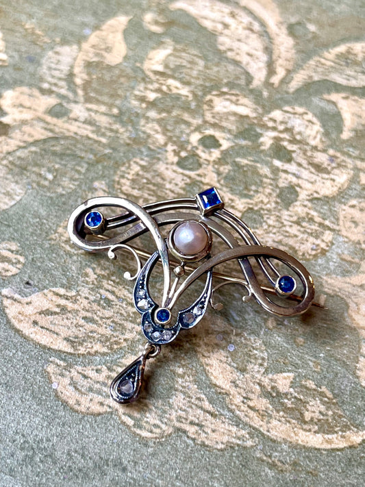 Indimenticabile spilla Art Nouveau in oro, zaffiri, diamanti e perla