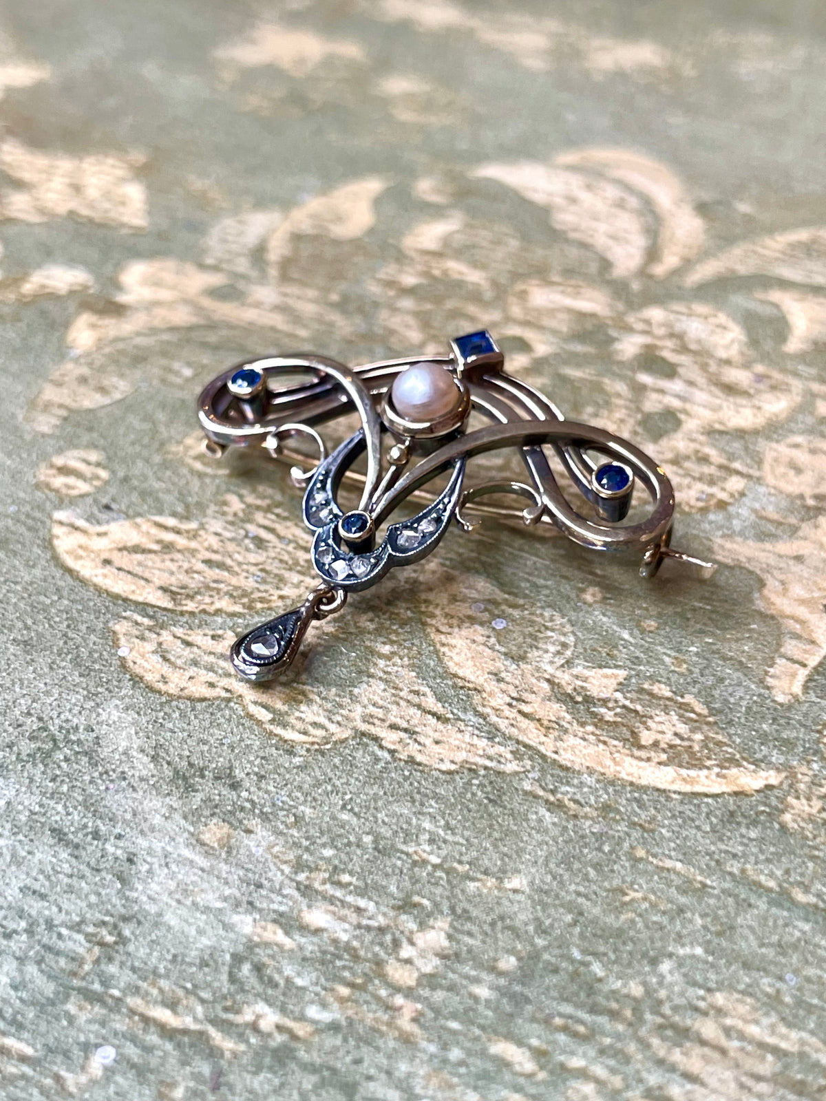 Indimenticabile spilla Art Nouveau in oro, zaffiri, diamanti e perla