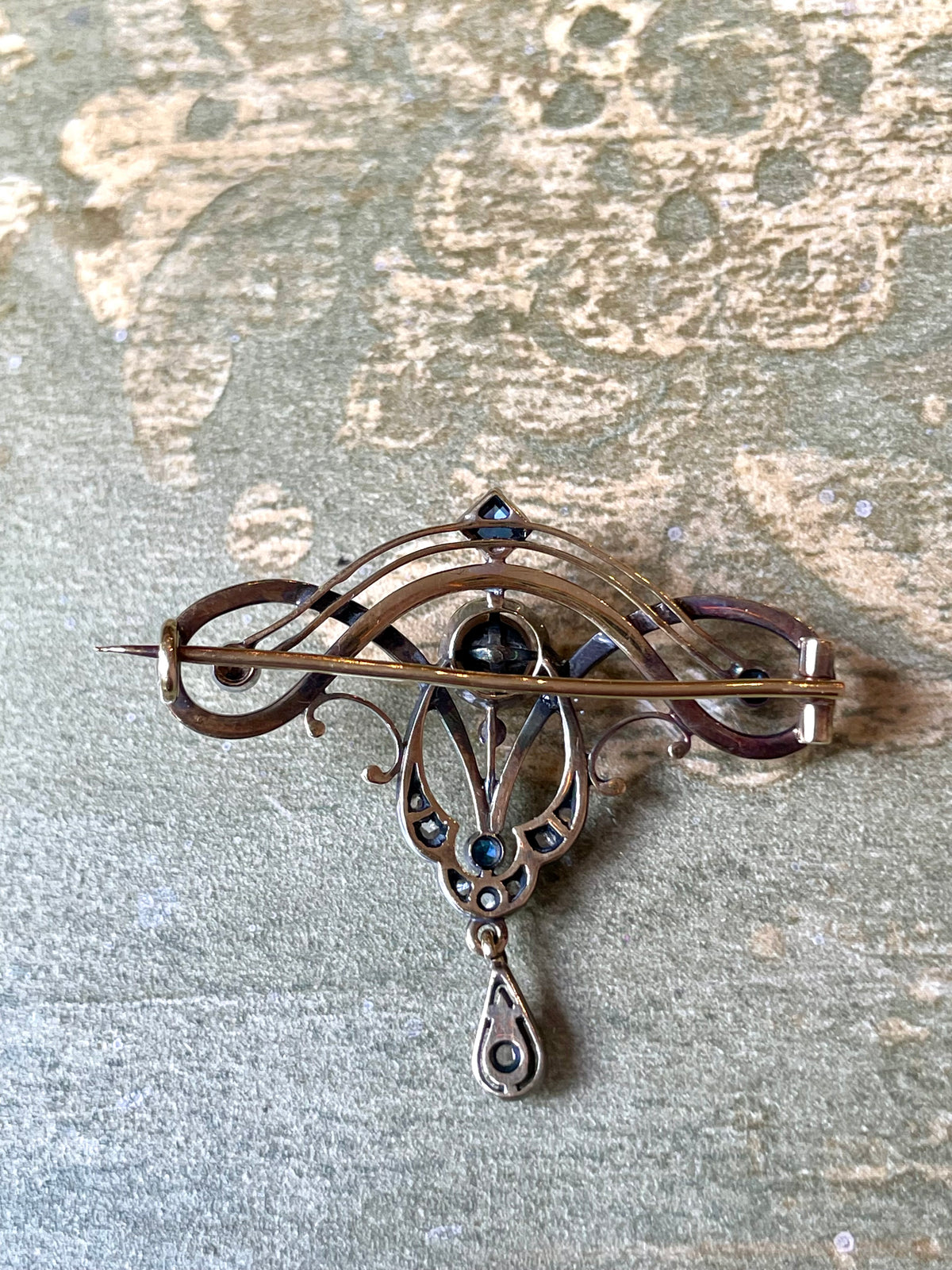 Indimenticabile spilla Art Nouveau in oro, zaffiri, diamanti e perla