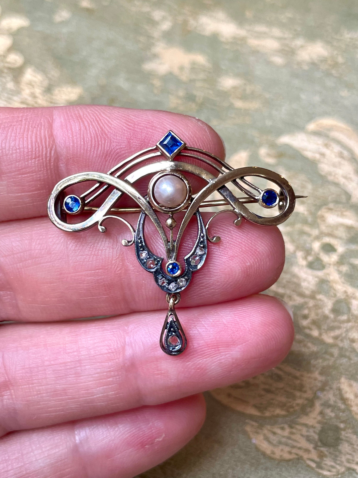Indimenticabile spilla Art Nouveau in oro, zaffiri, diamanti e perla